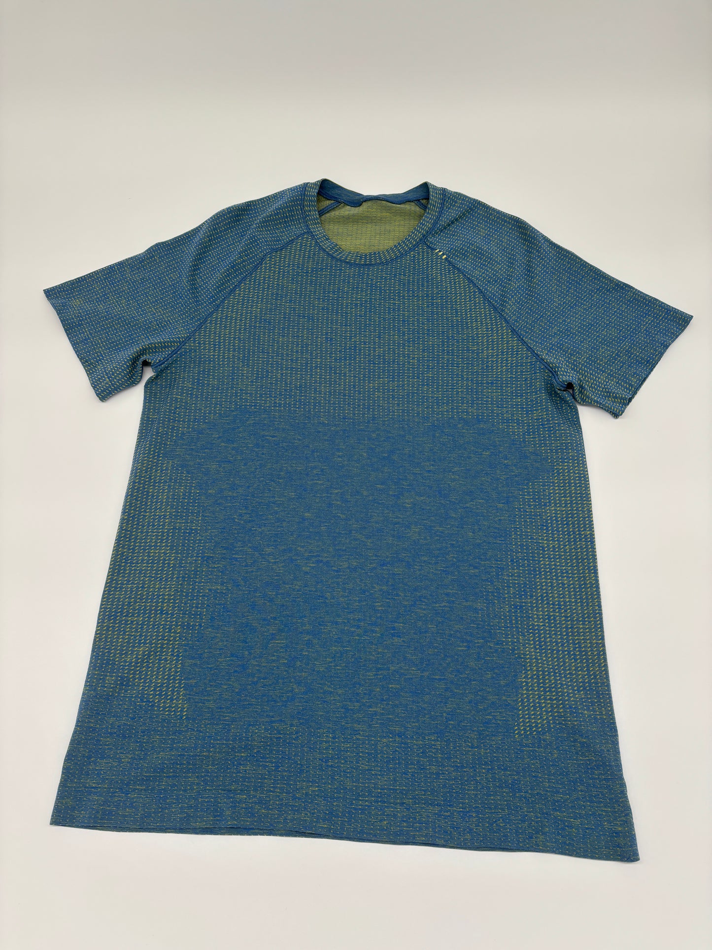 LULULEMON T-SHIRT