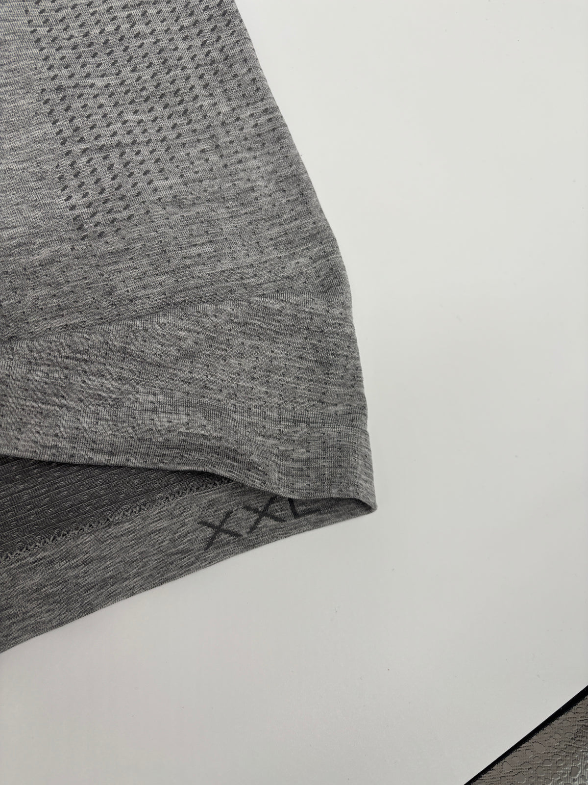 LULULEMON T-SHIRT