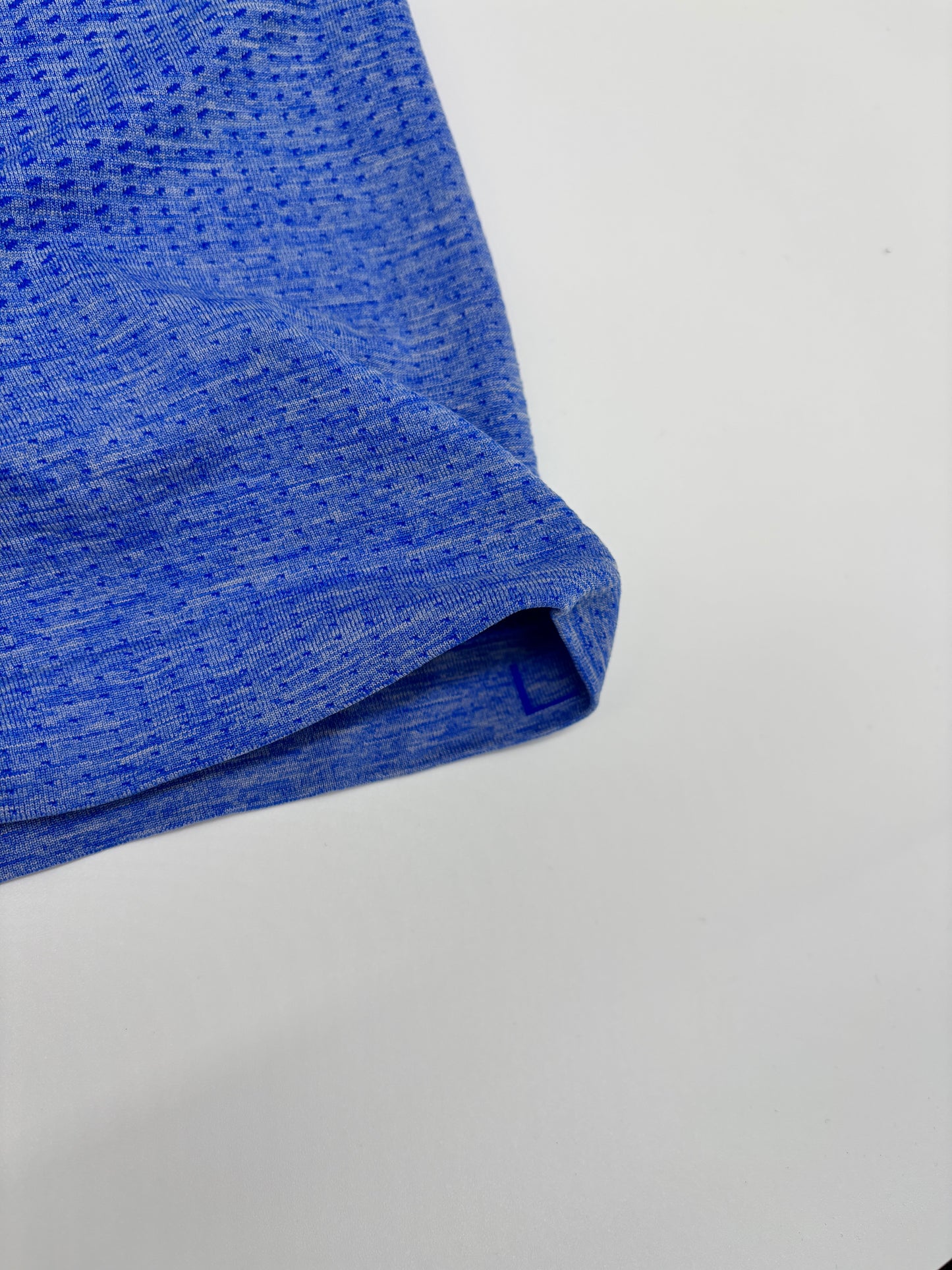 LULULEMON T-SHIRT