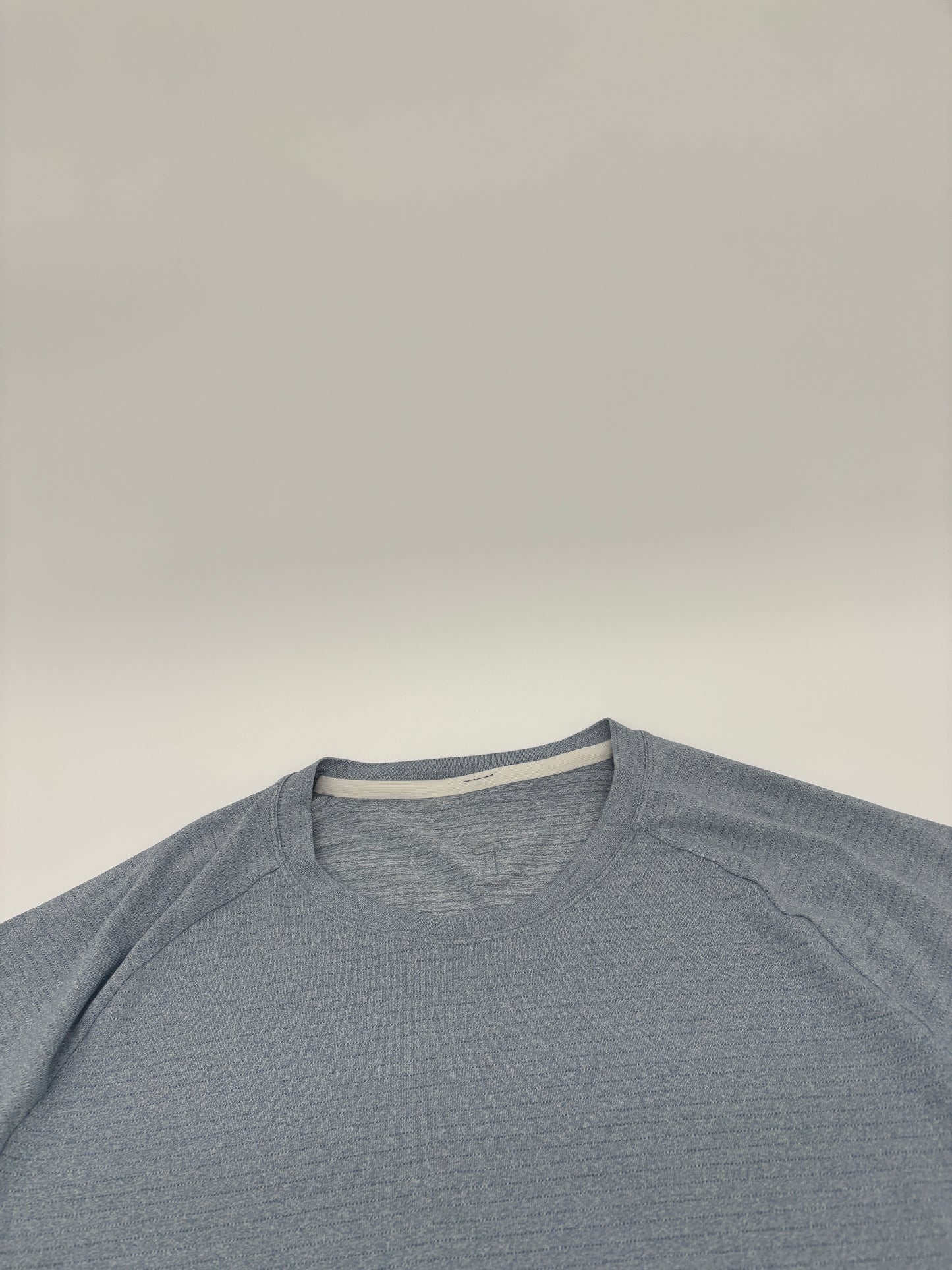 LULULEMON T-SHIRT