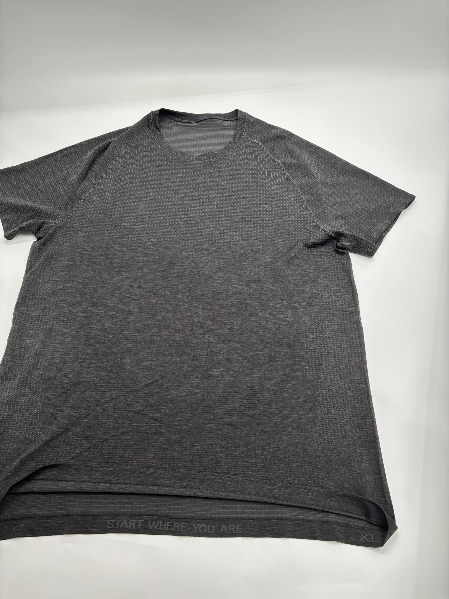 LULULEMON T-SHIRT