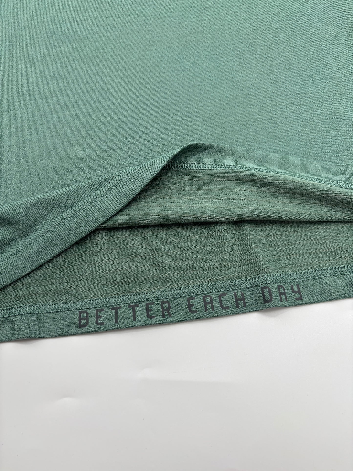 LULULEMON T-SHIRT