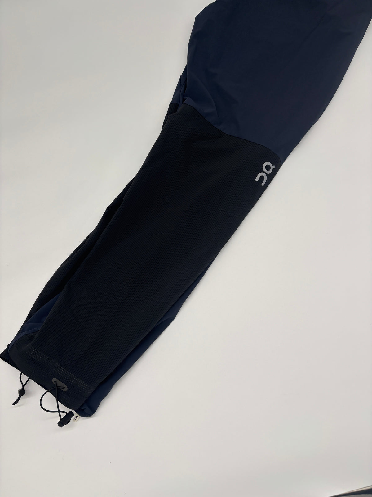 ON RUNNING TRACK PANTS