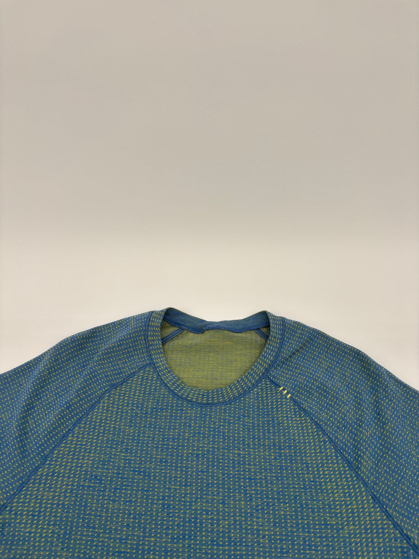 LULULEMON T-SHIRT