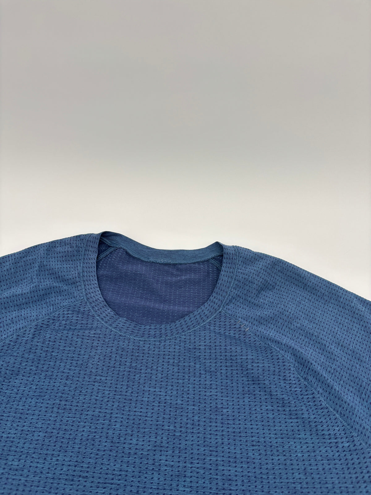LULULEMON T-SHIRT