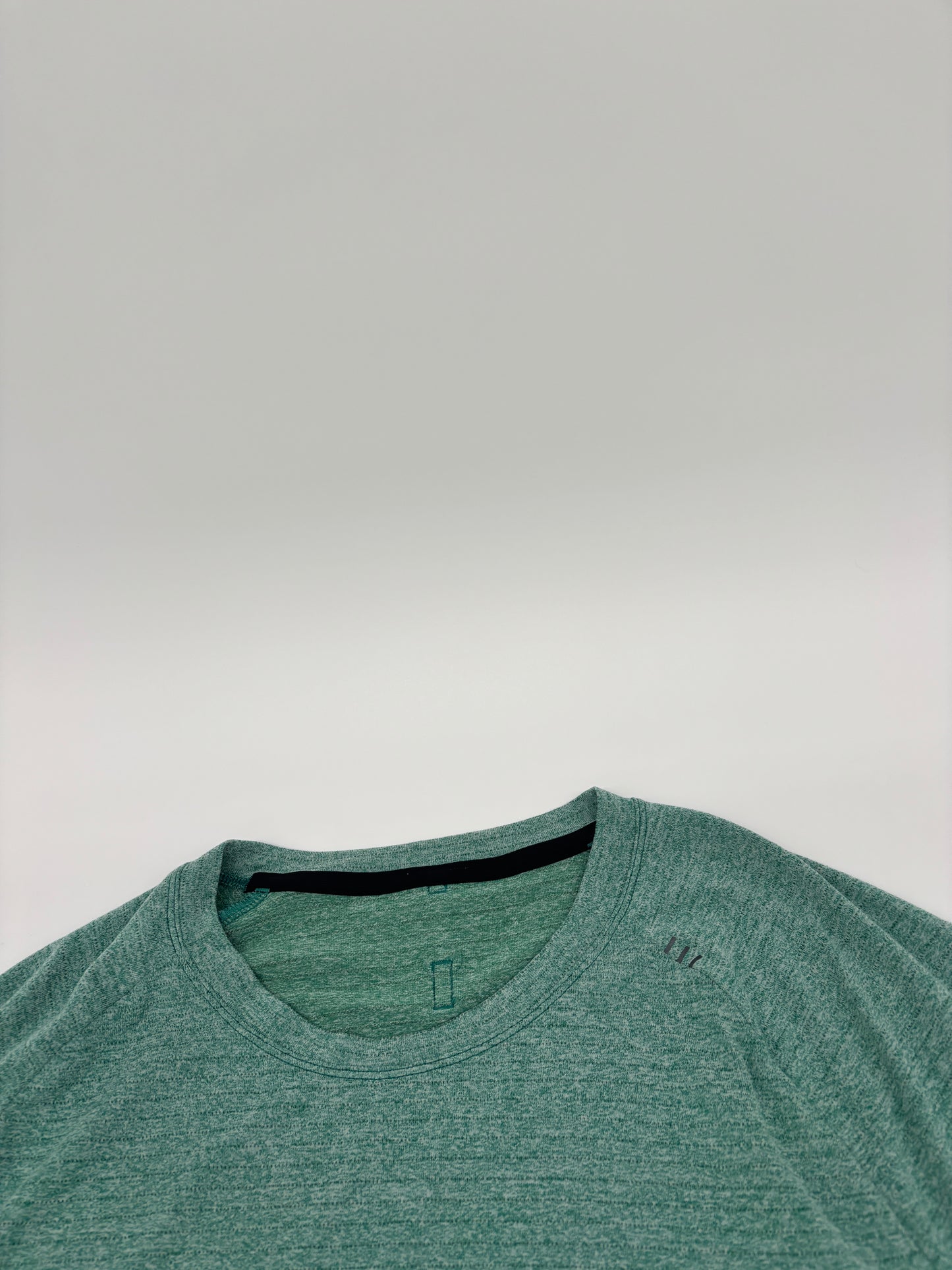 LULULEMON T-SHIRT