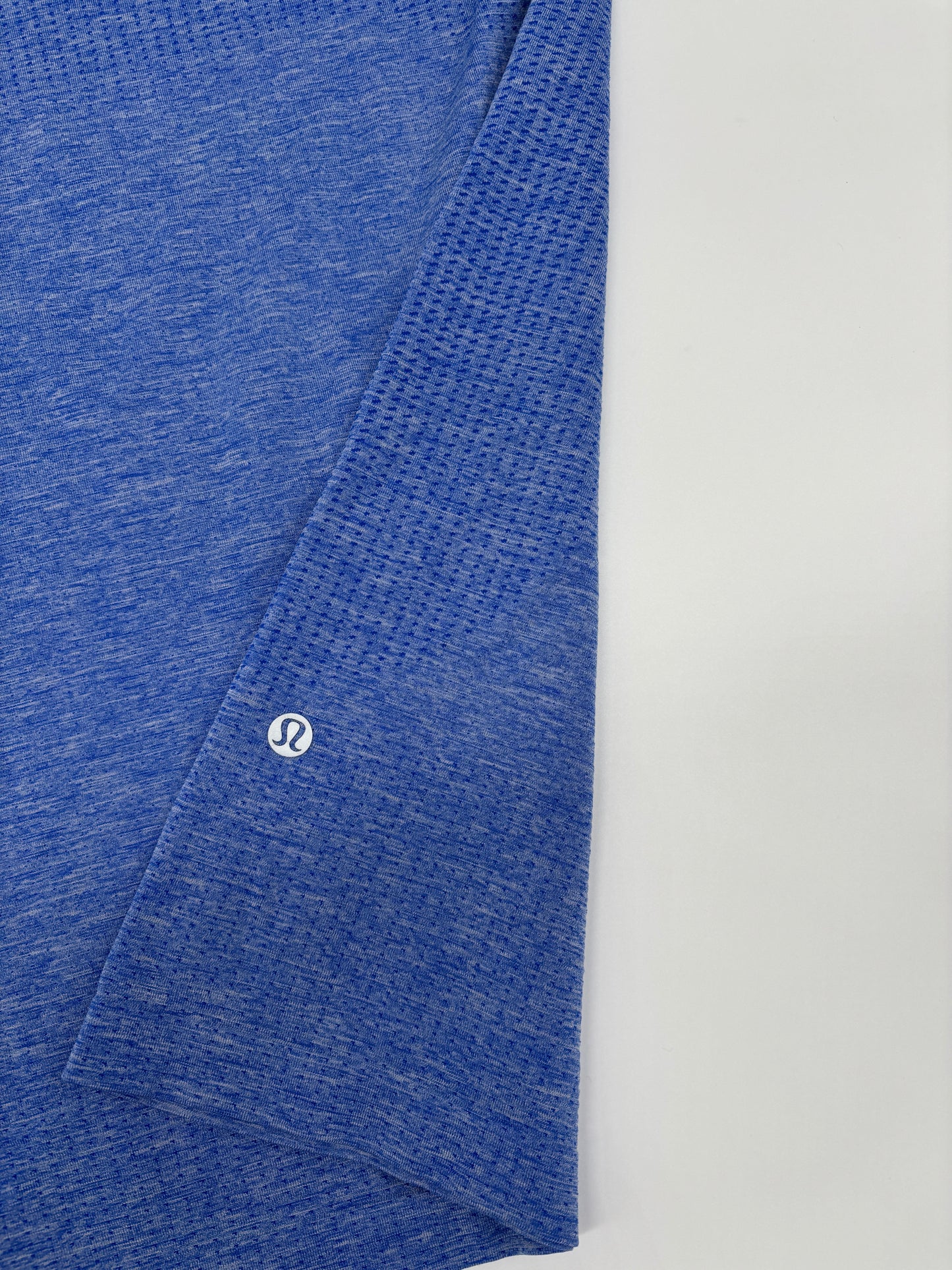 LULULEMON T-SHIRT
