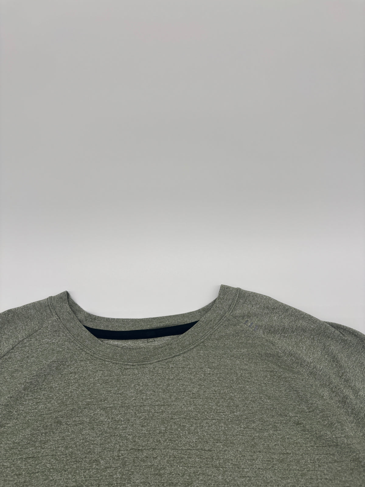 LULULEMON T-SHIRT