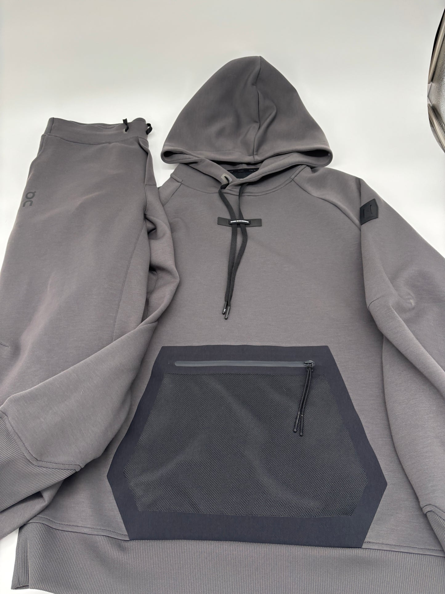 ON RUNNING TRACKSUIT