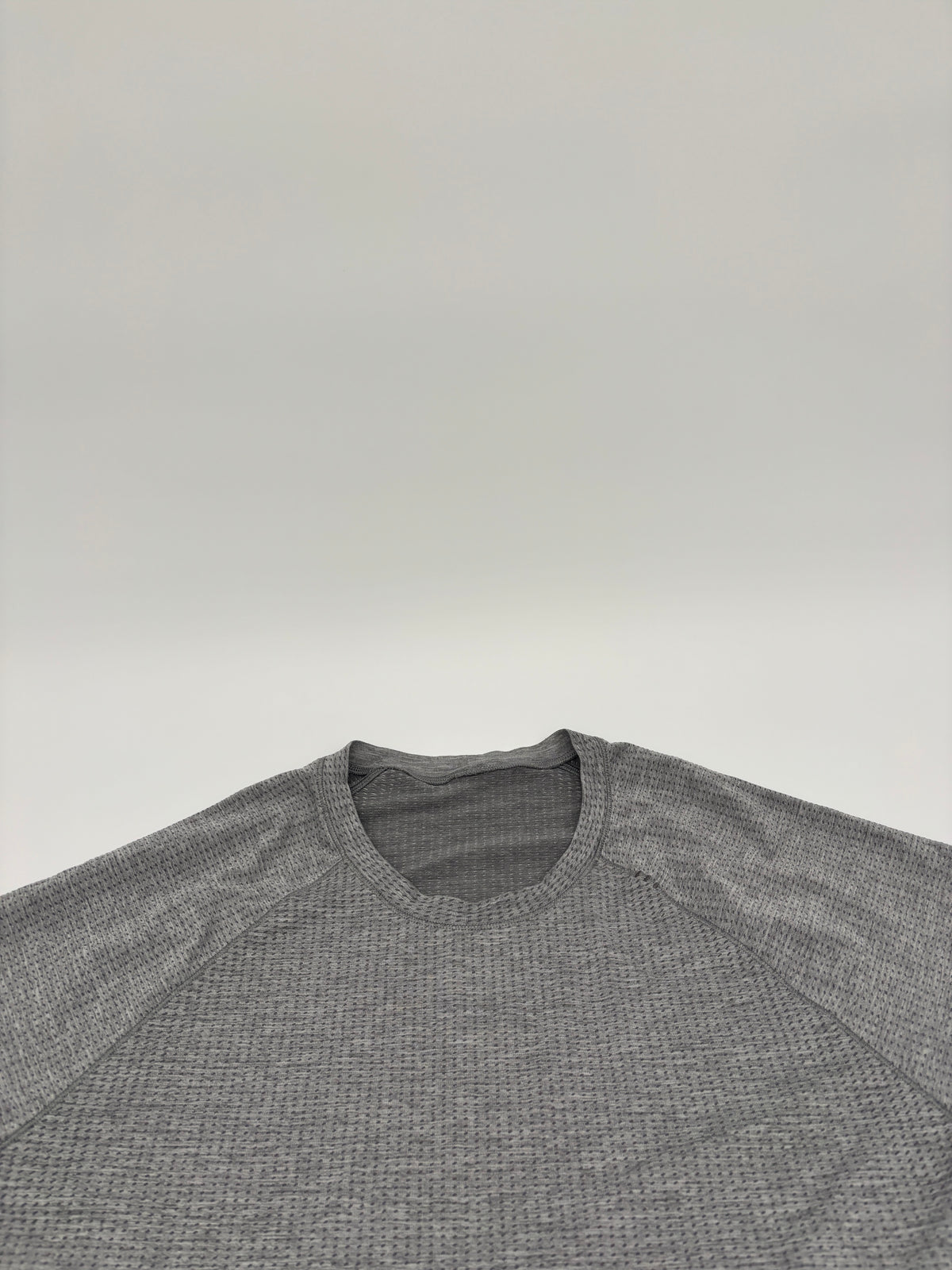 LULULEMON T-SHIRT
