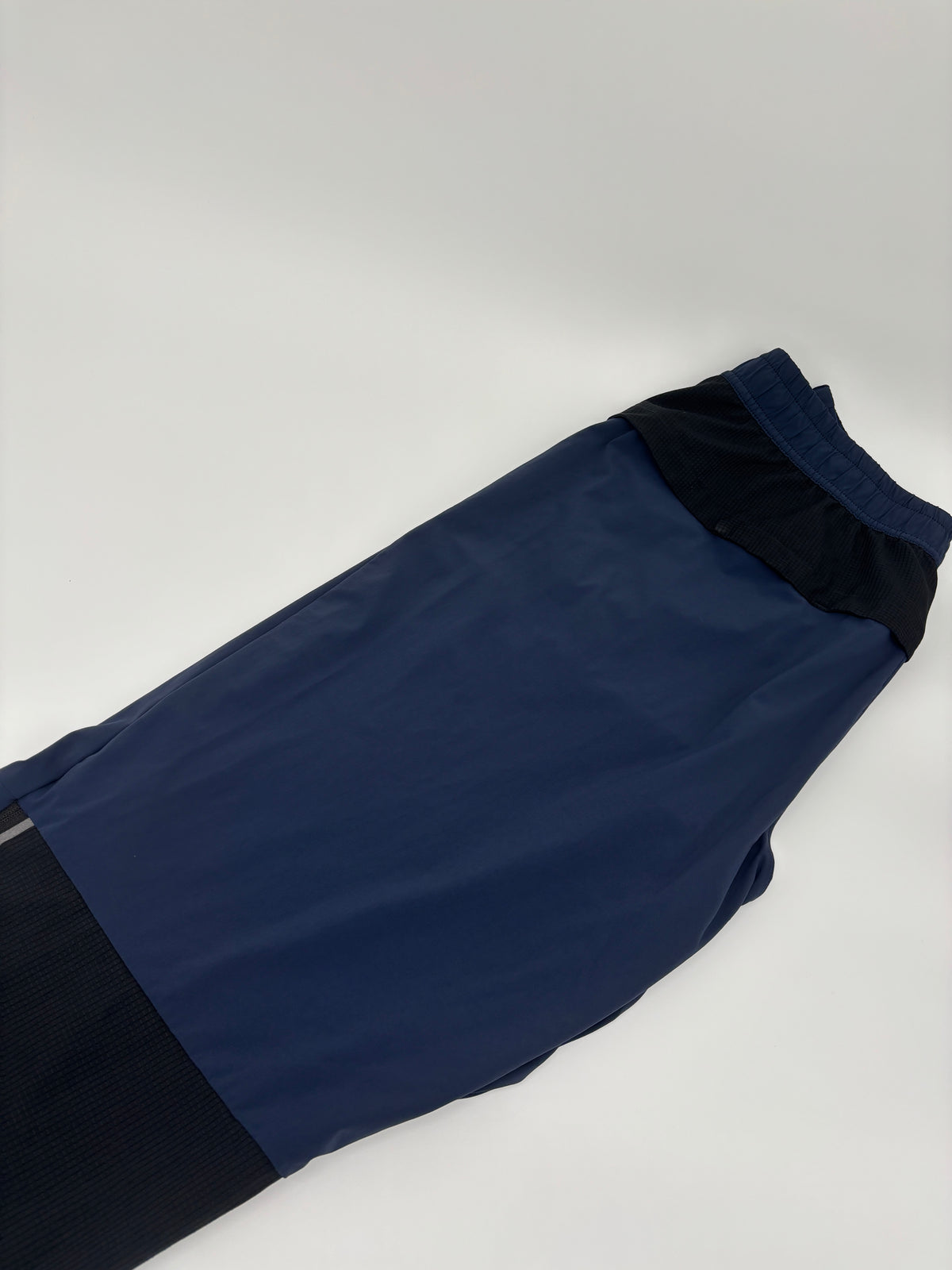 ON RUNNING TRACK PANTS