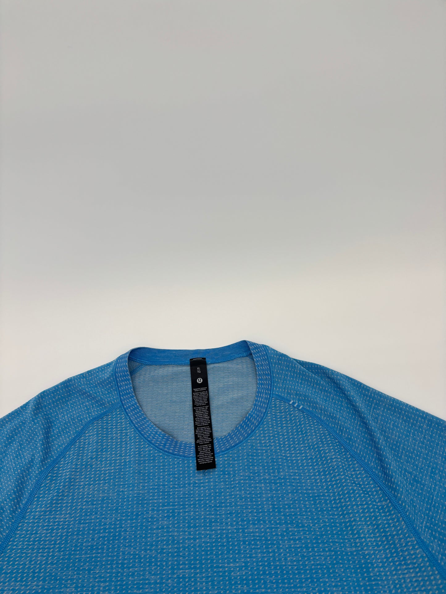 LULULEMON T-SHIRT