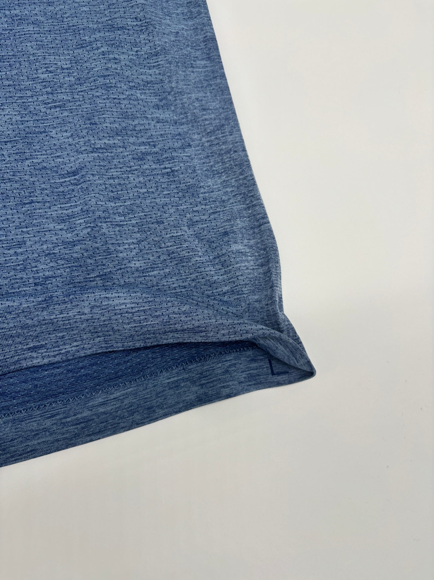 LULULEMON T-SHIRT