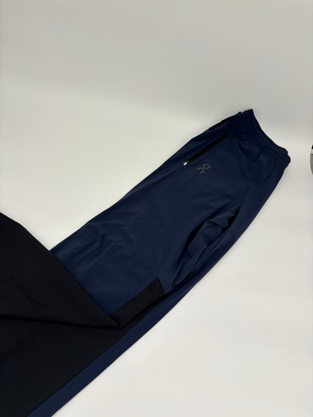 ON RUNNING TRACK PANTS