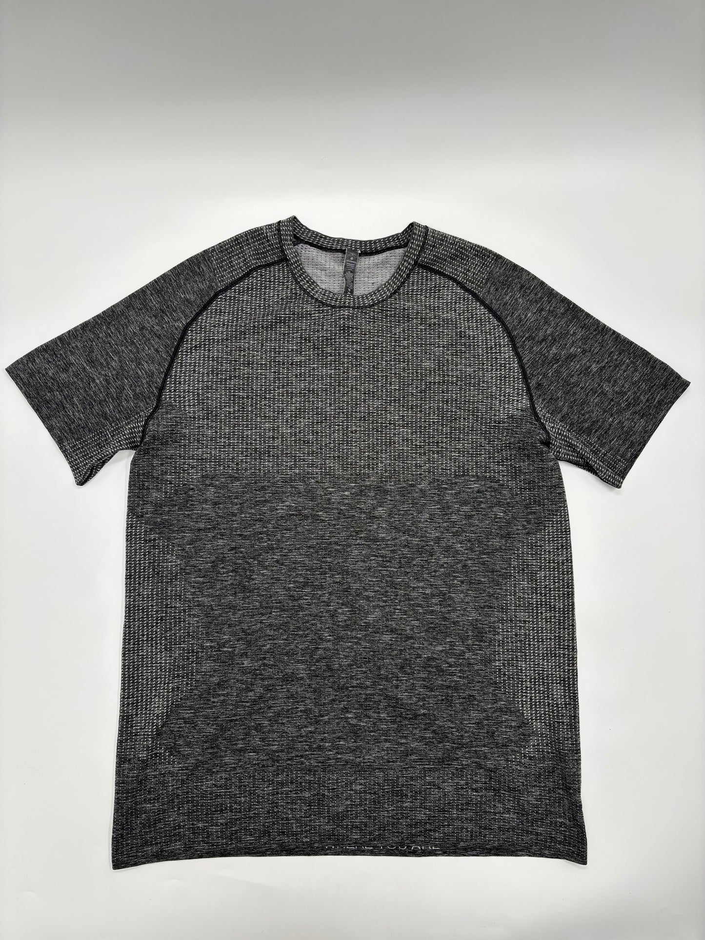 LULULEMON T-SHIRT
