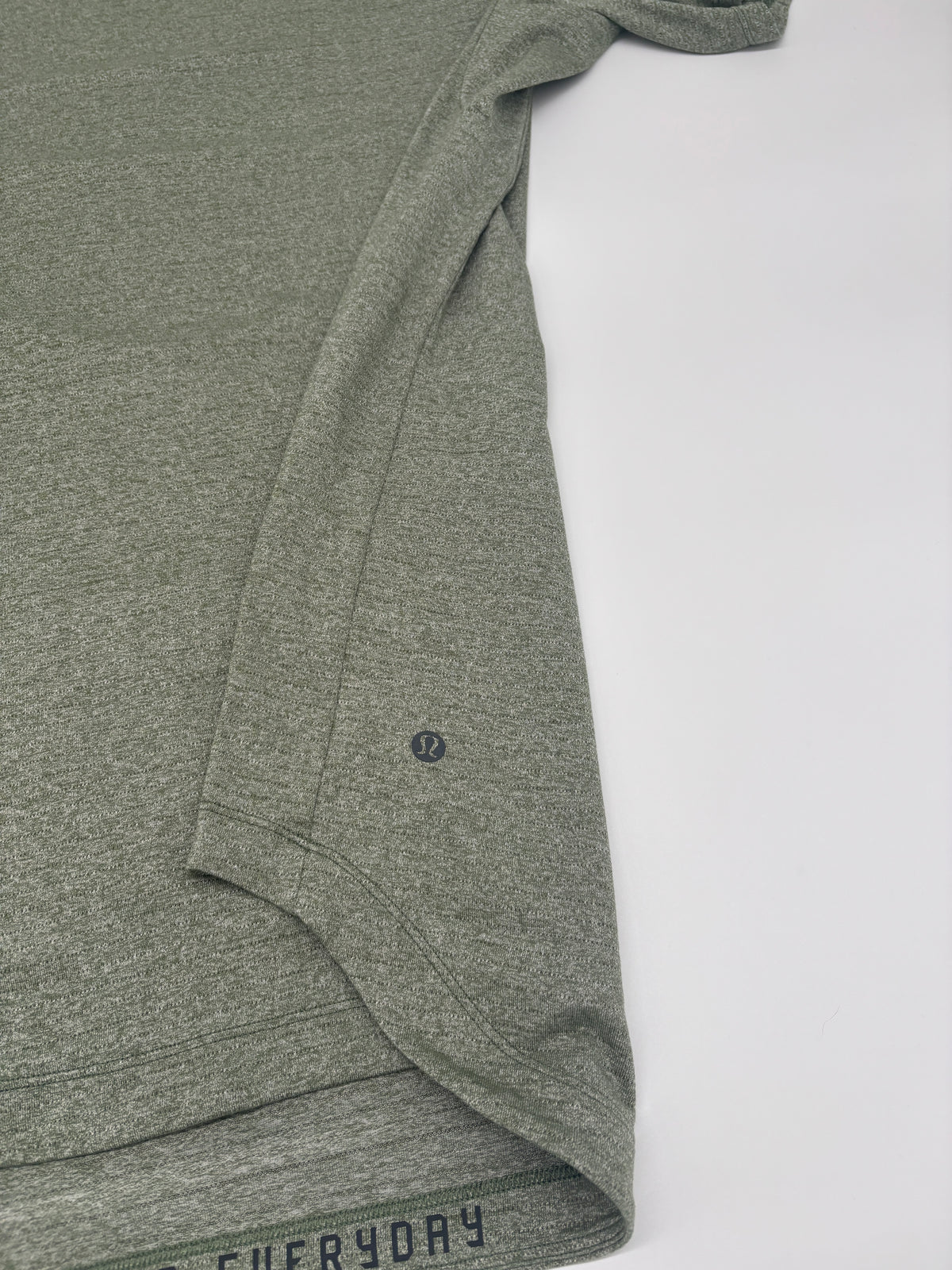 LULULEMON T-SHIRT