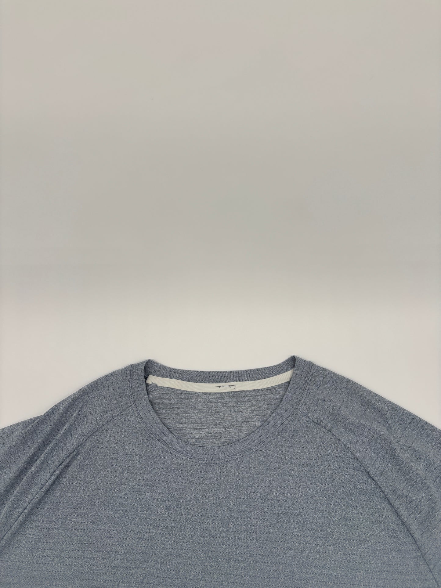 LULULEMON T-SHIRT