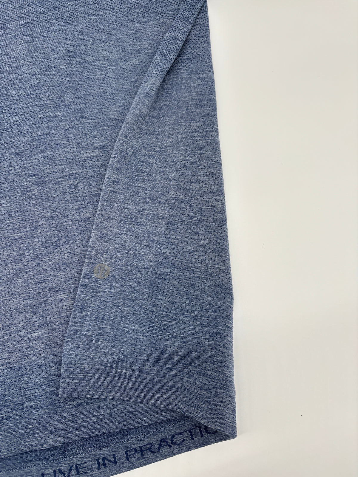 LULULEMON T-SHIRT