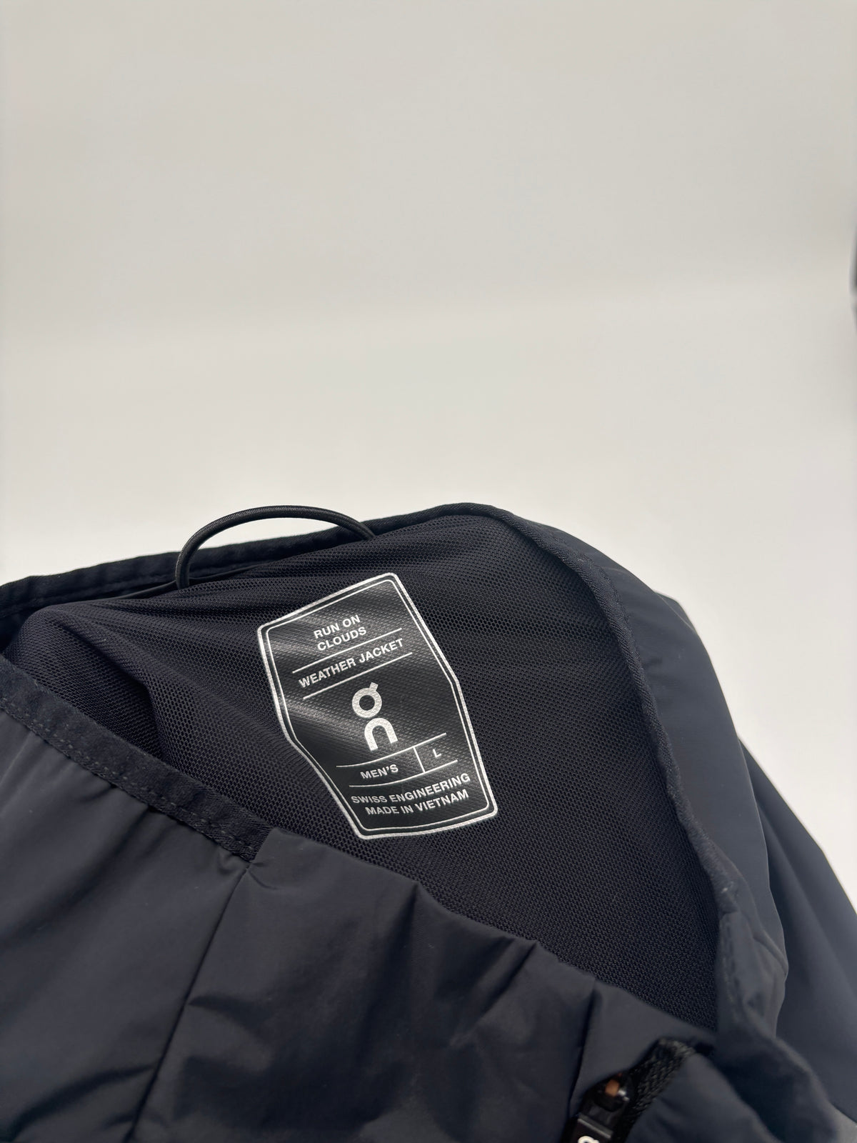 ON RUNNING JACKET