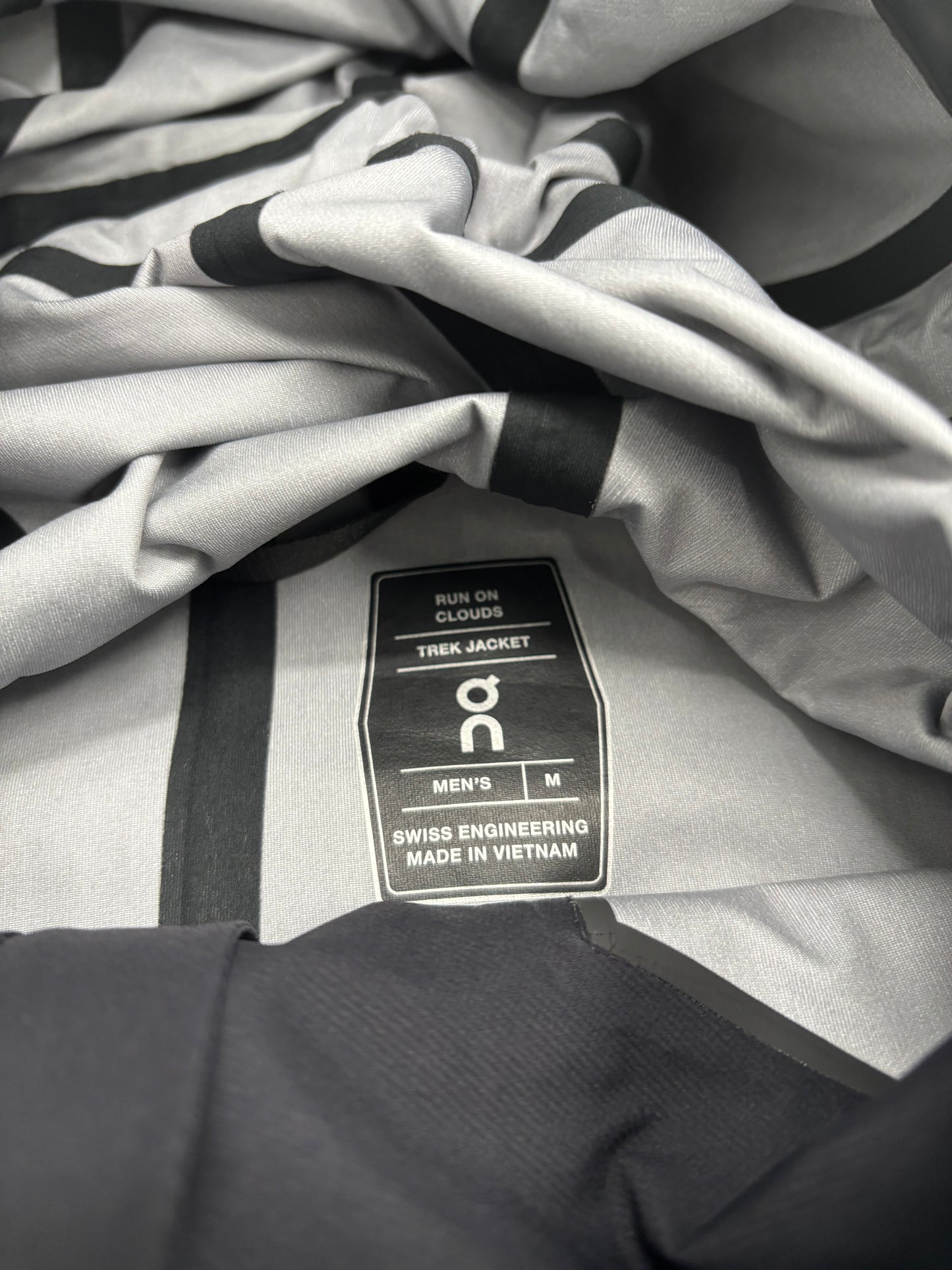 ON RUNNING TREK JACKET