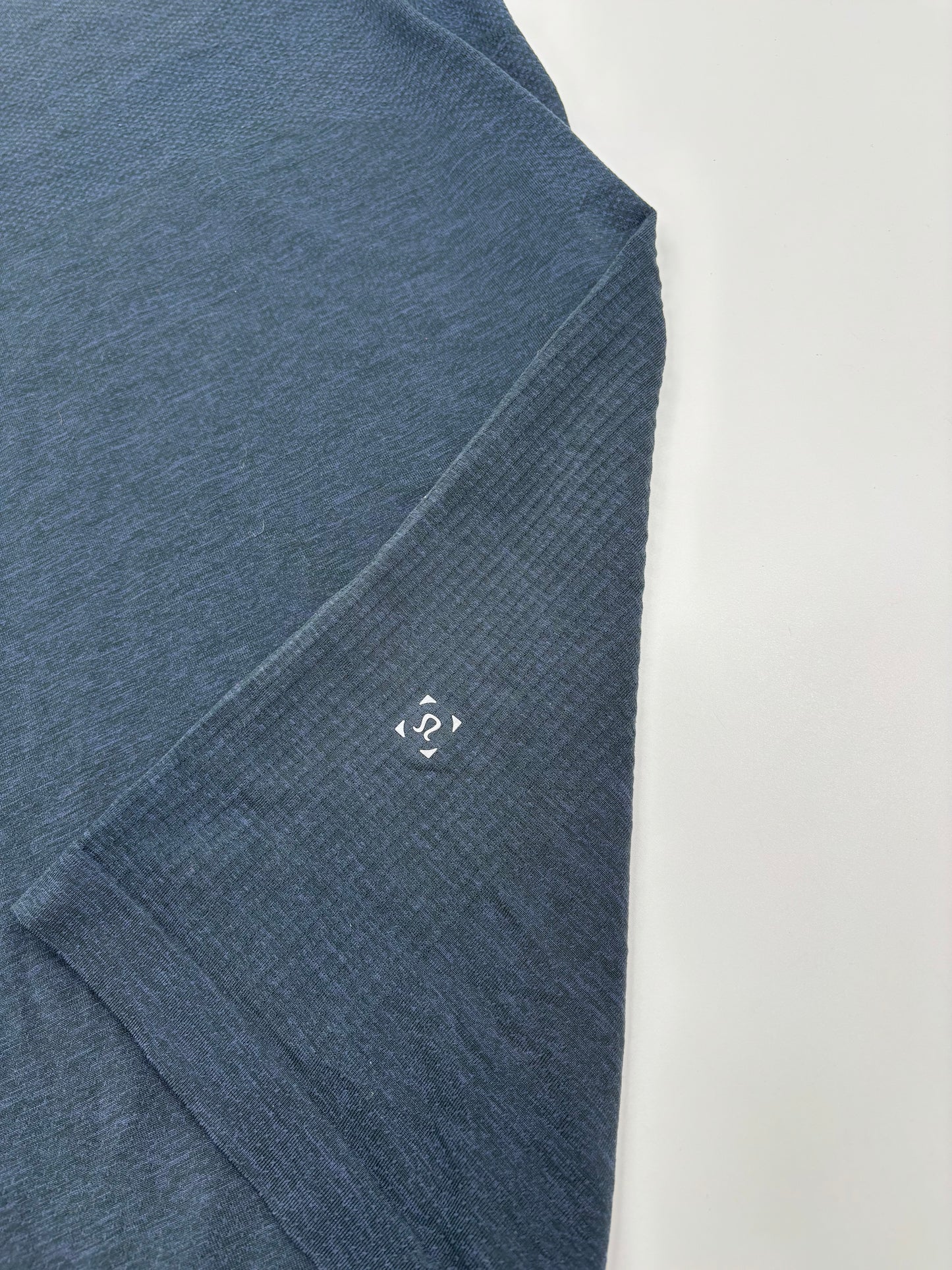 LULULEMON T-SHIRT