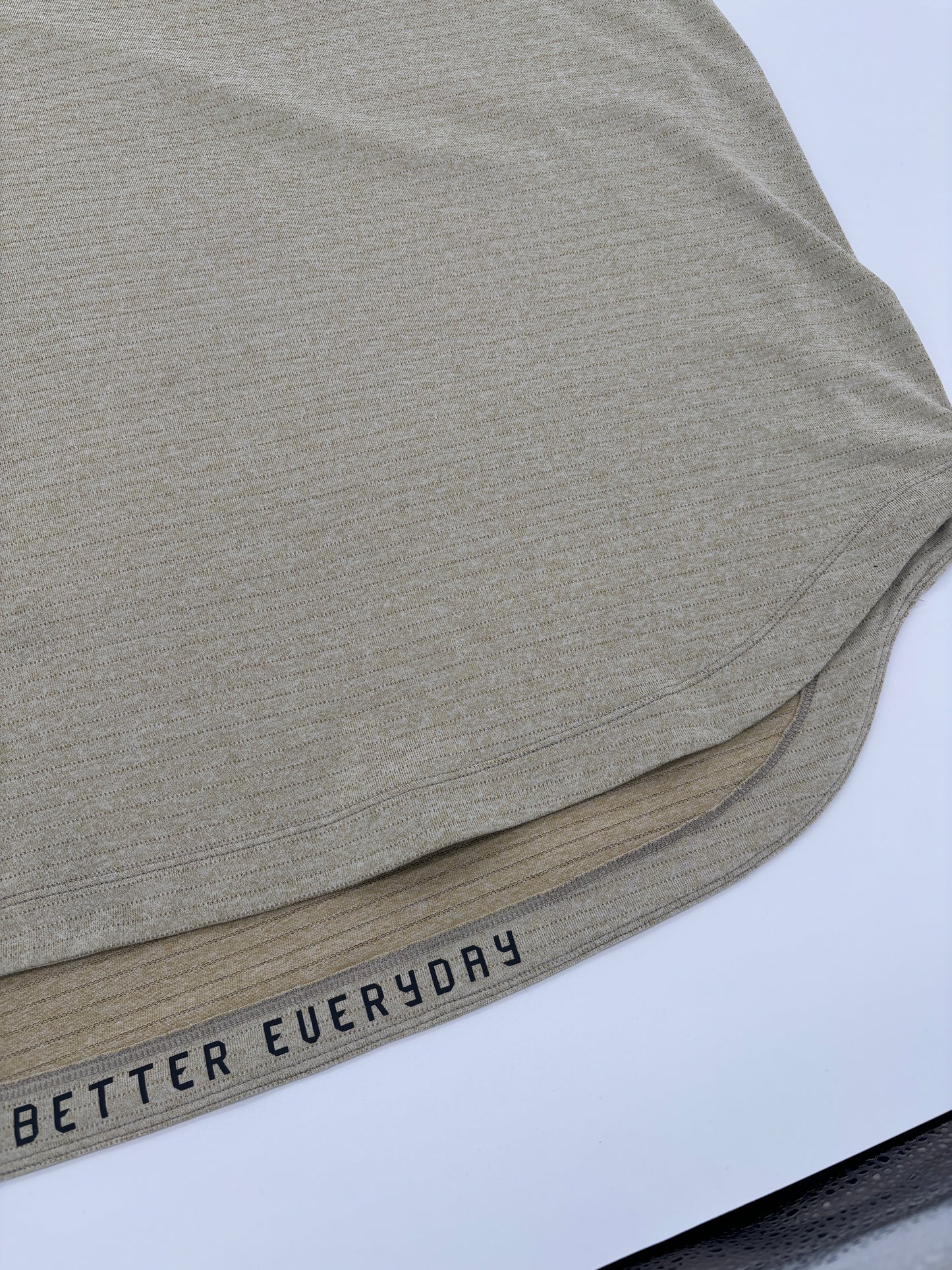 LULULEMON T-SHIRT