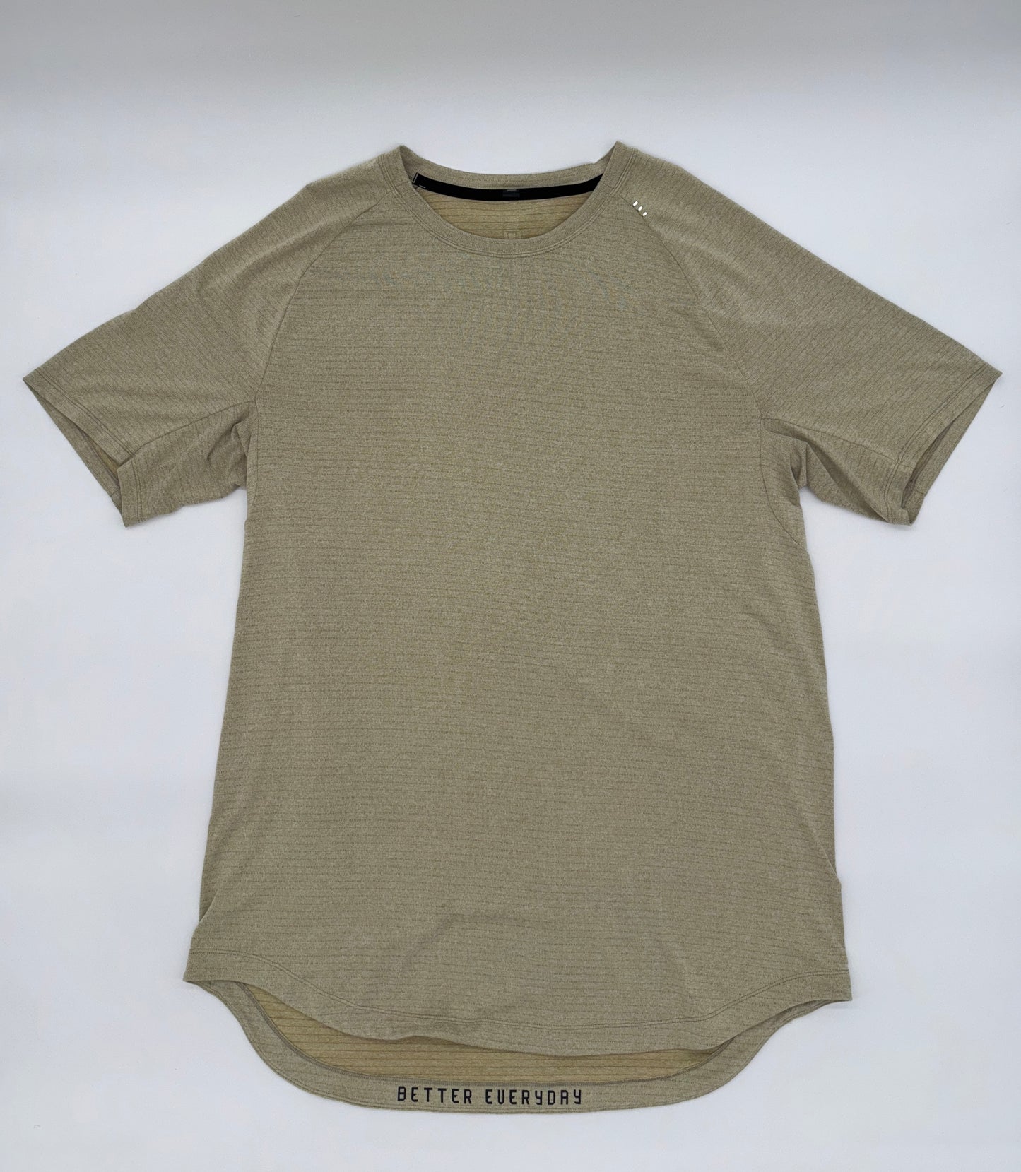 LULULEMON T-SHIRT