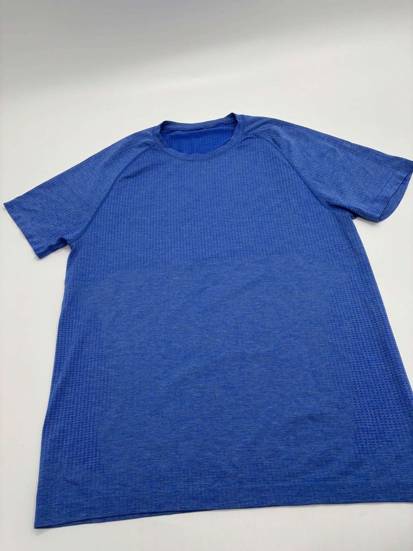 LULULEMON T-SHIRT
