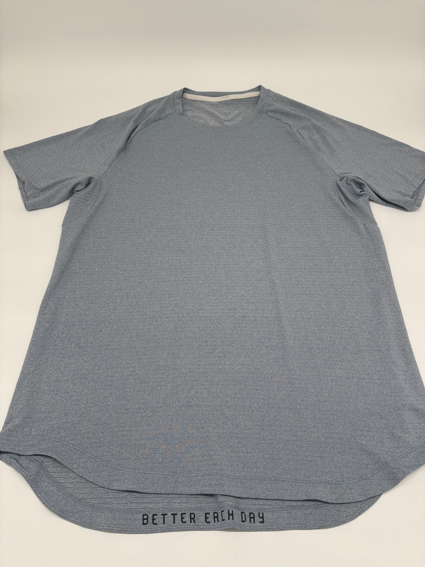 LULULEMON T-SHIRT