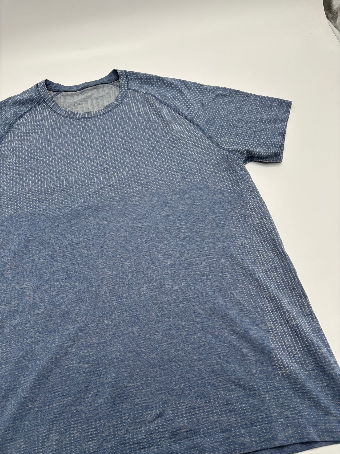 LULULEMON T-SHIRT