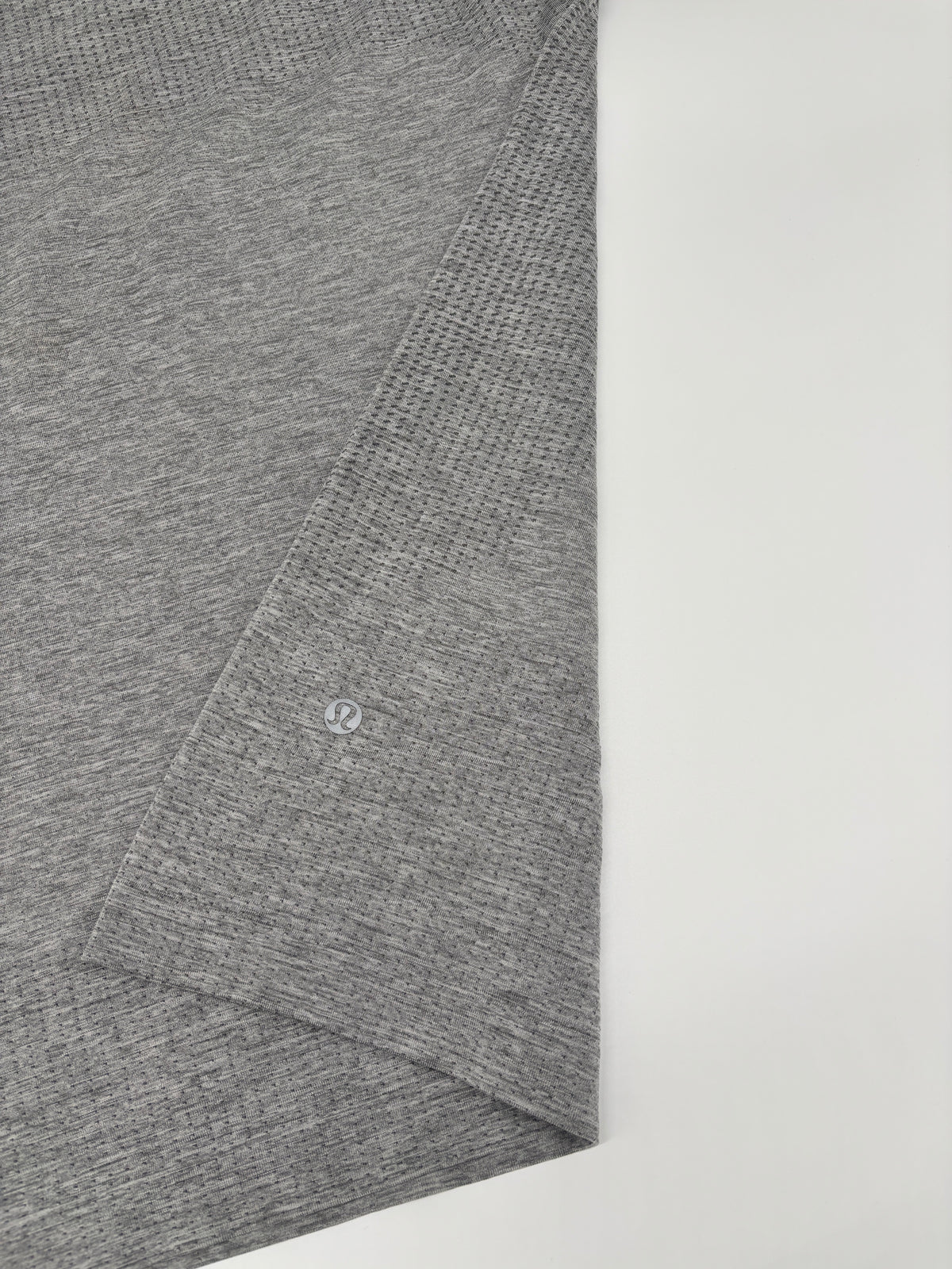 LULULEMON T-SHIRT