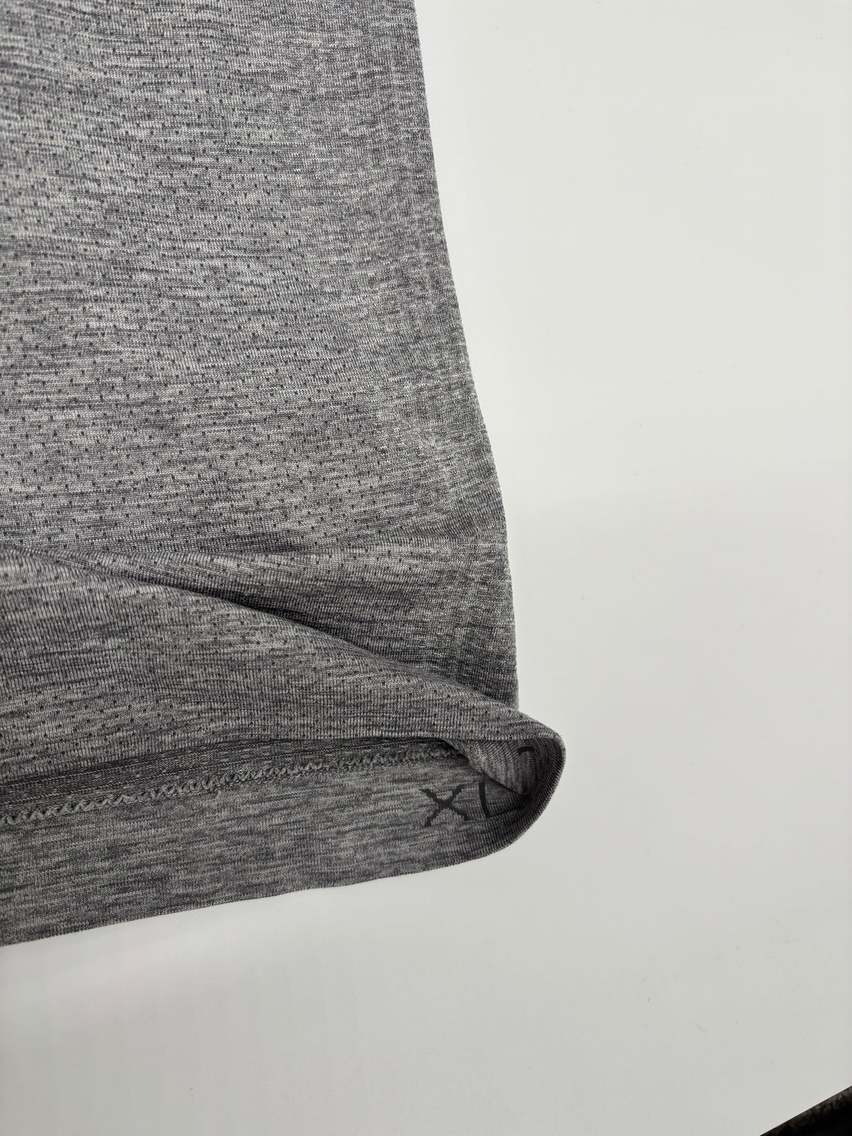 LULULEMON T-SHIRT
