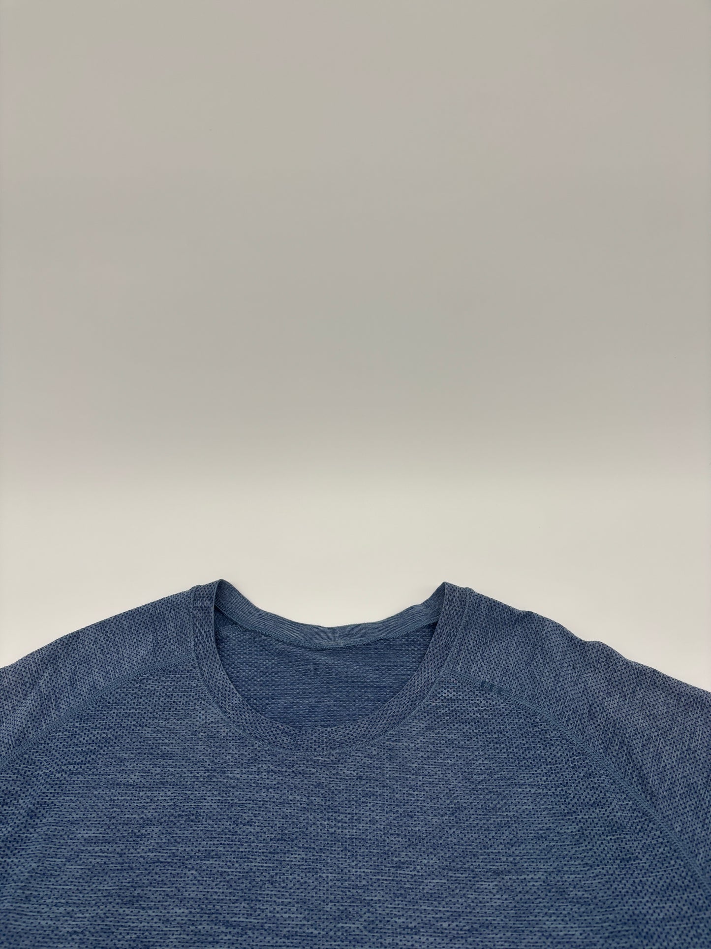 LULULEMON T-SHIRT