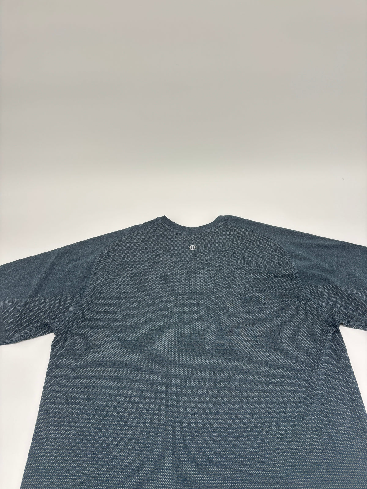 LULULEMON T-SHIRT