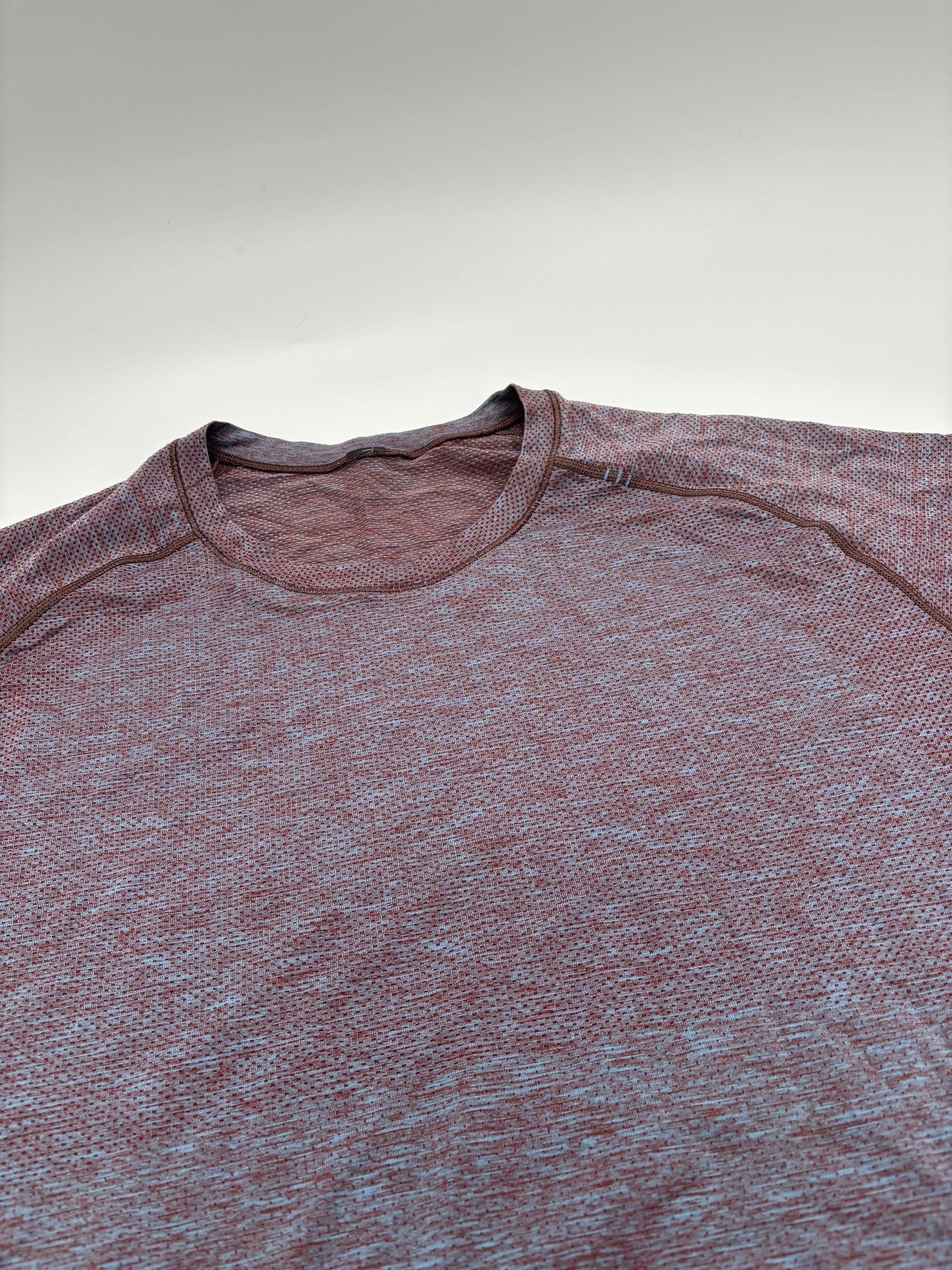 LULULEMON T-SHIRT