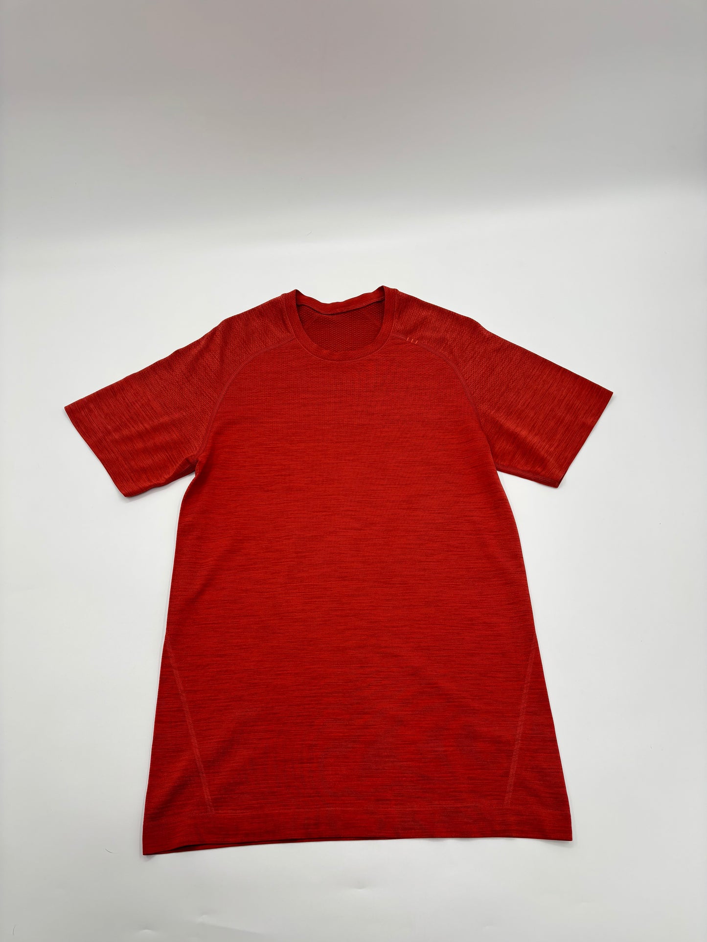 LULULEMON T-SHIRT