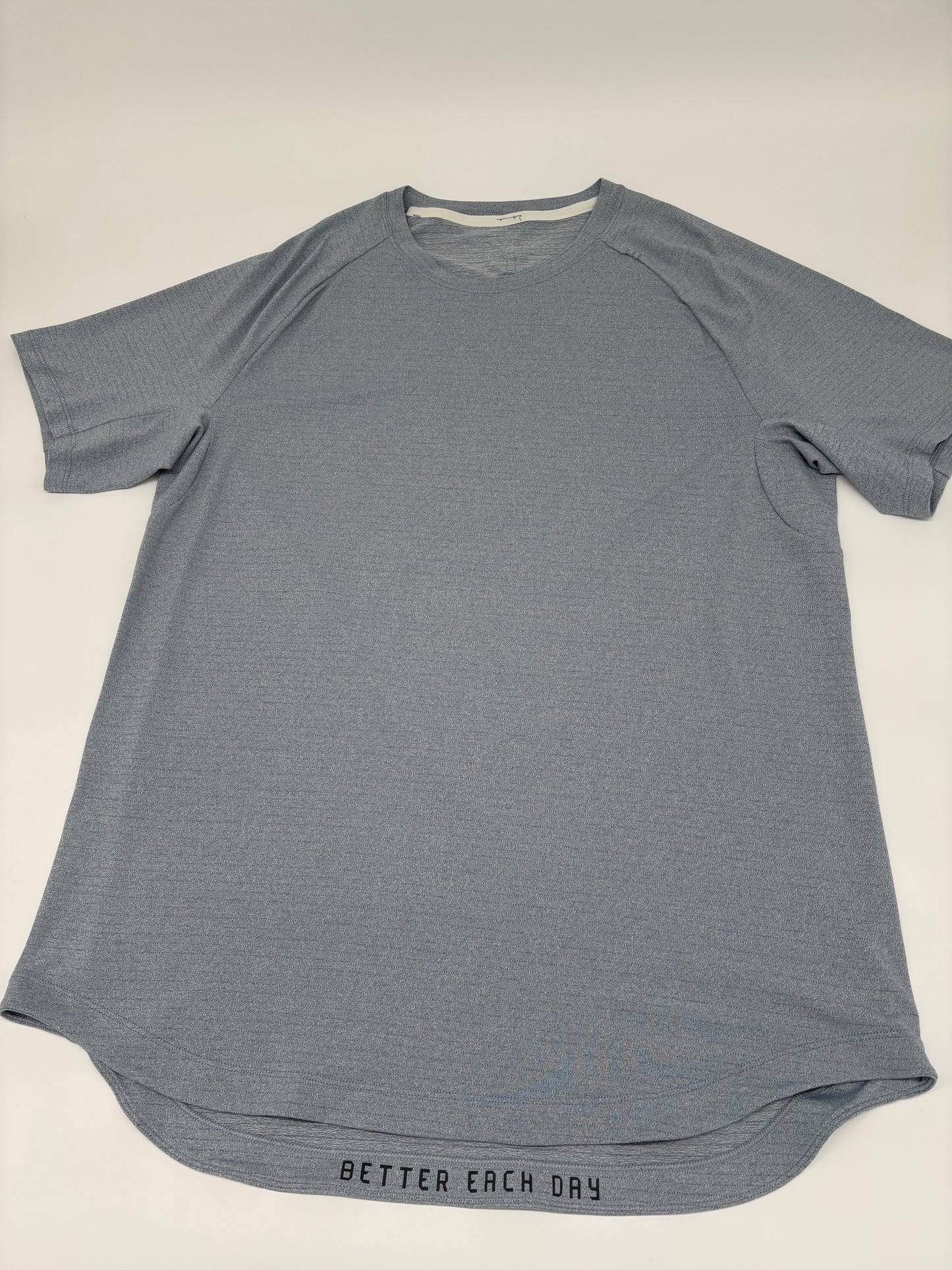 LULULEMON T-SHIRT