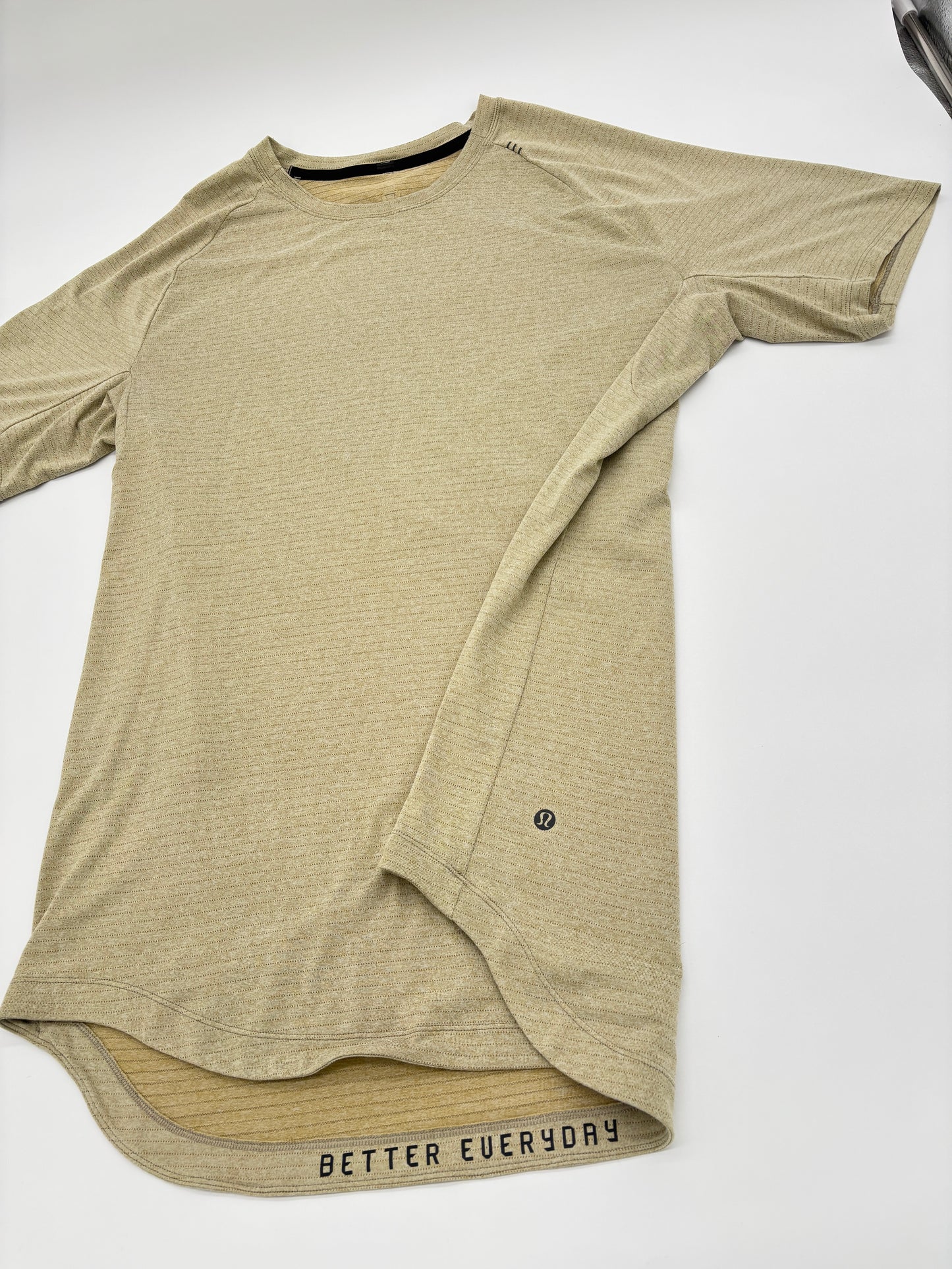 LULULEMON T-SHIRT