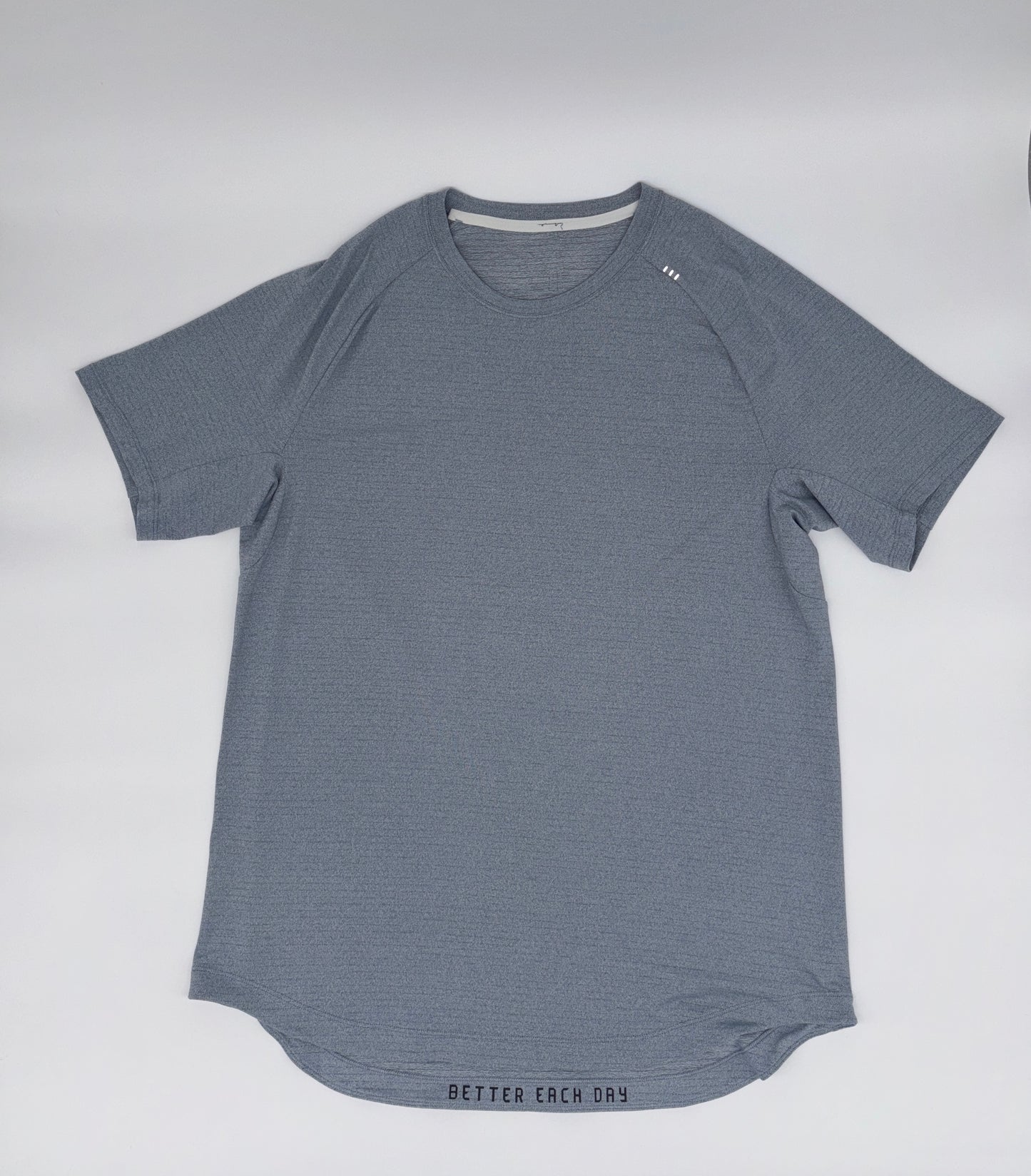 LULULEMON T-SHIRT