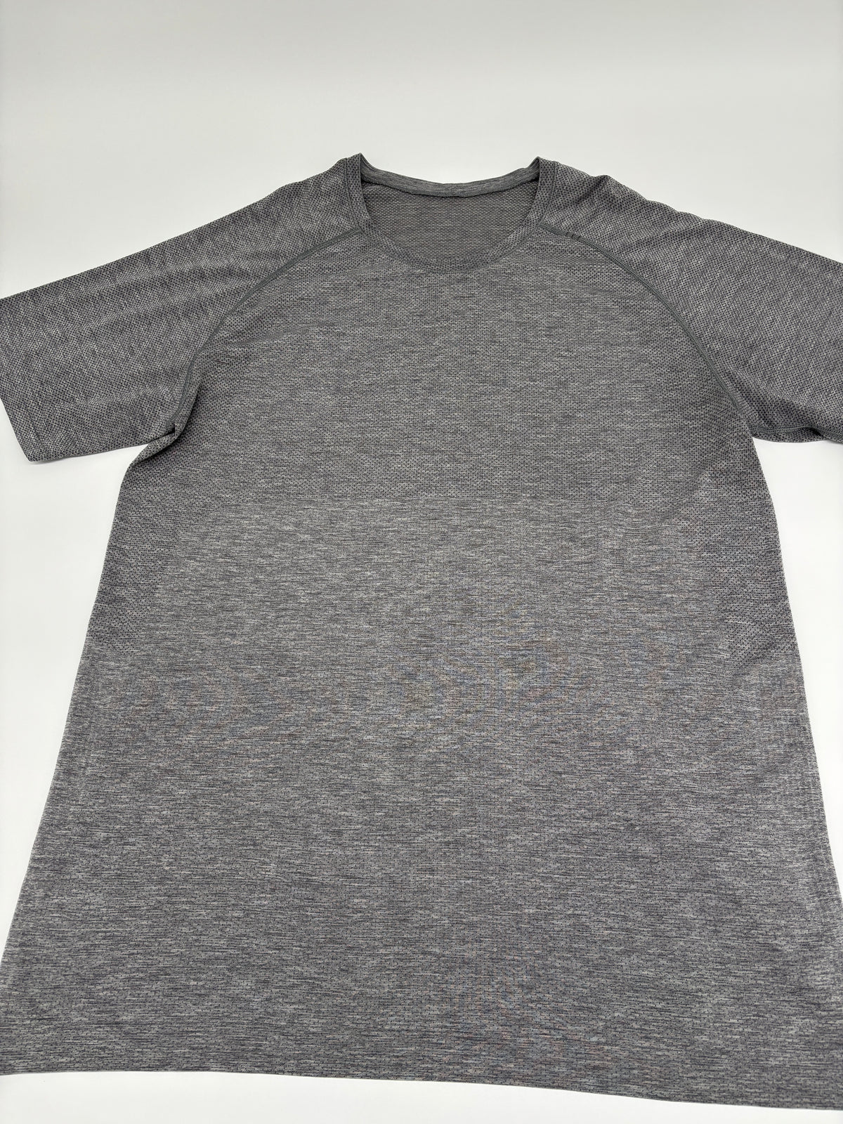 LULULEMON T-SHIRT
