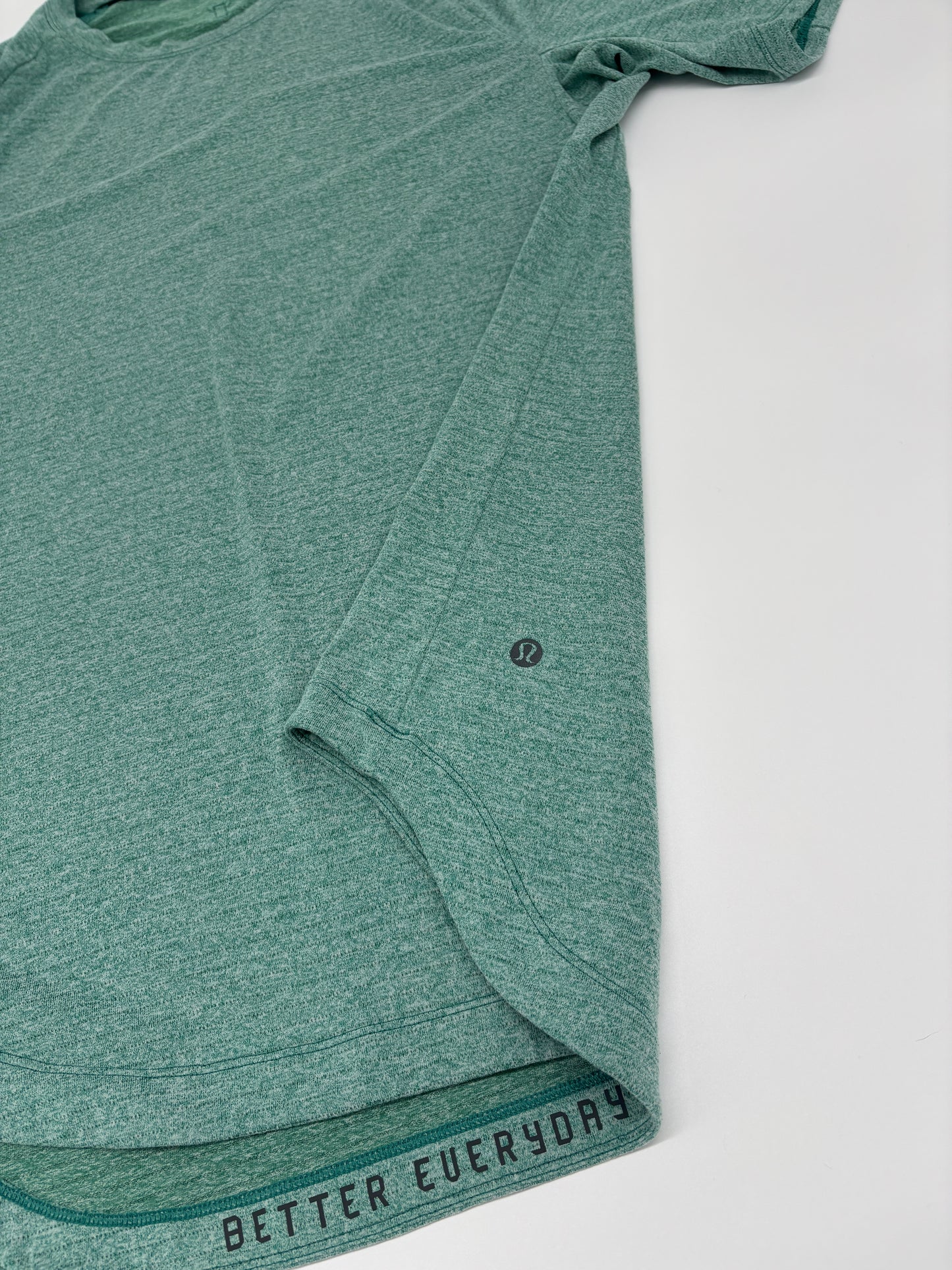 LULULEMON T-SHIRT