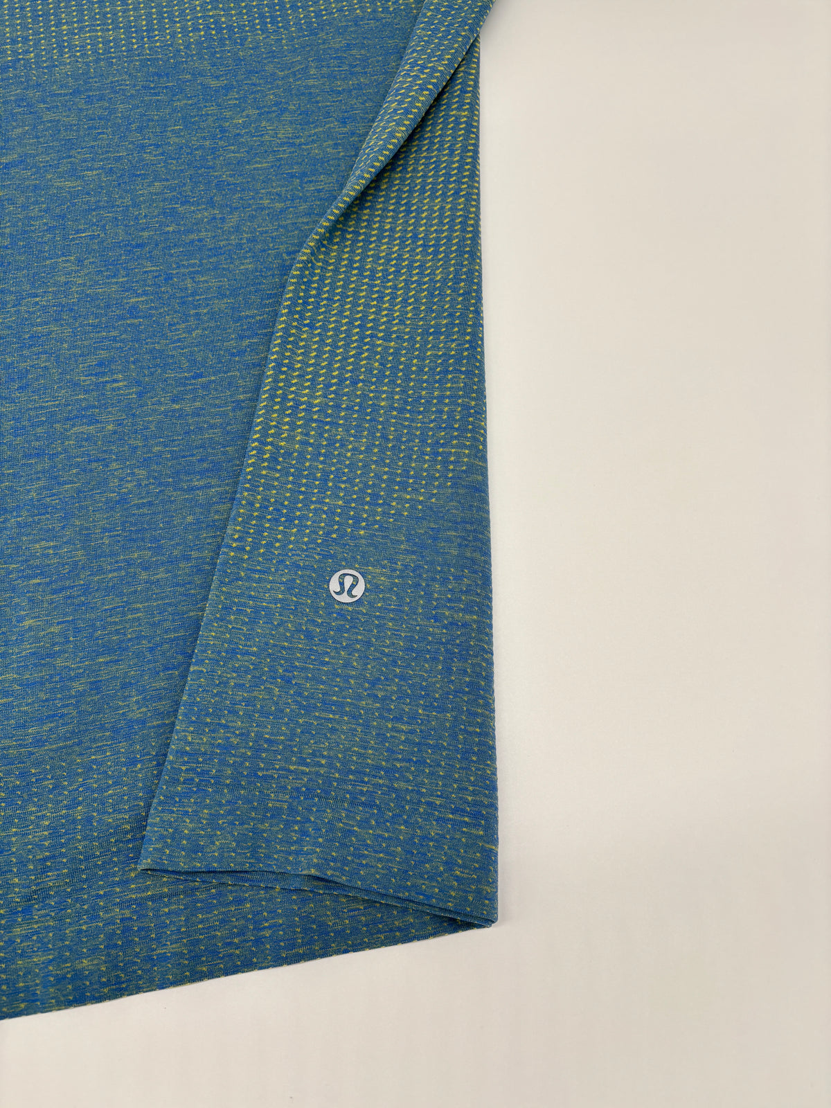 LULULEMON T-SHIRT