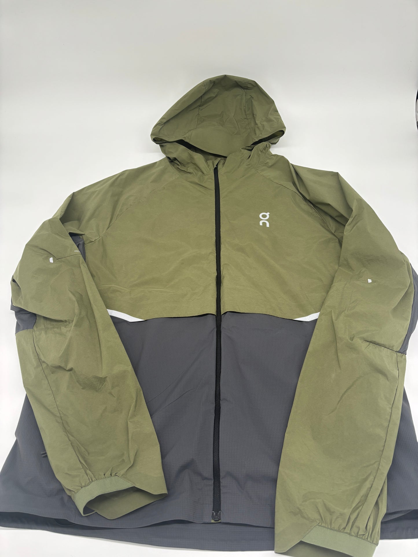ON RUNNING JACKET