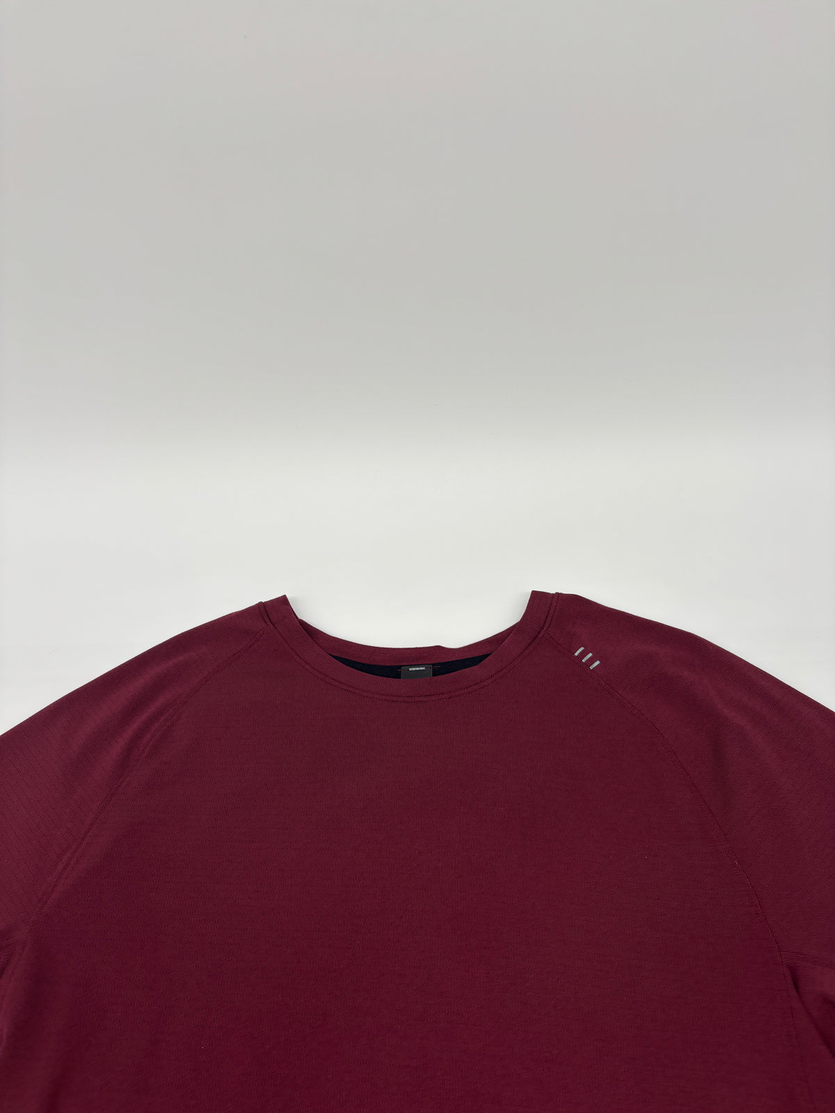 LULULEMON T-SHIRT