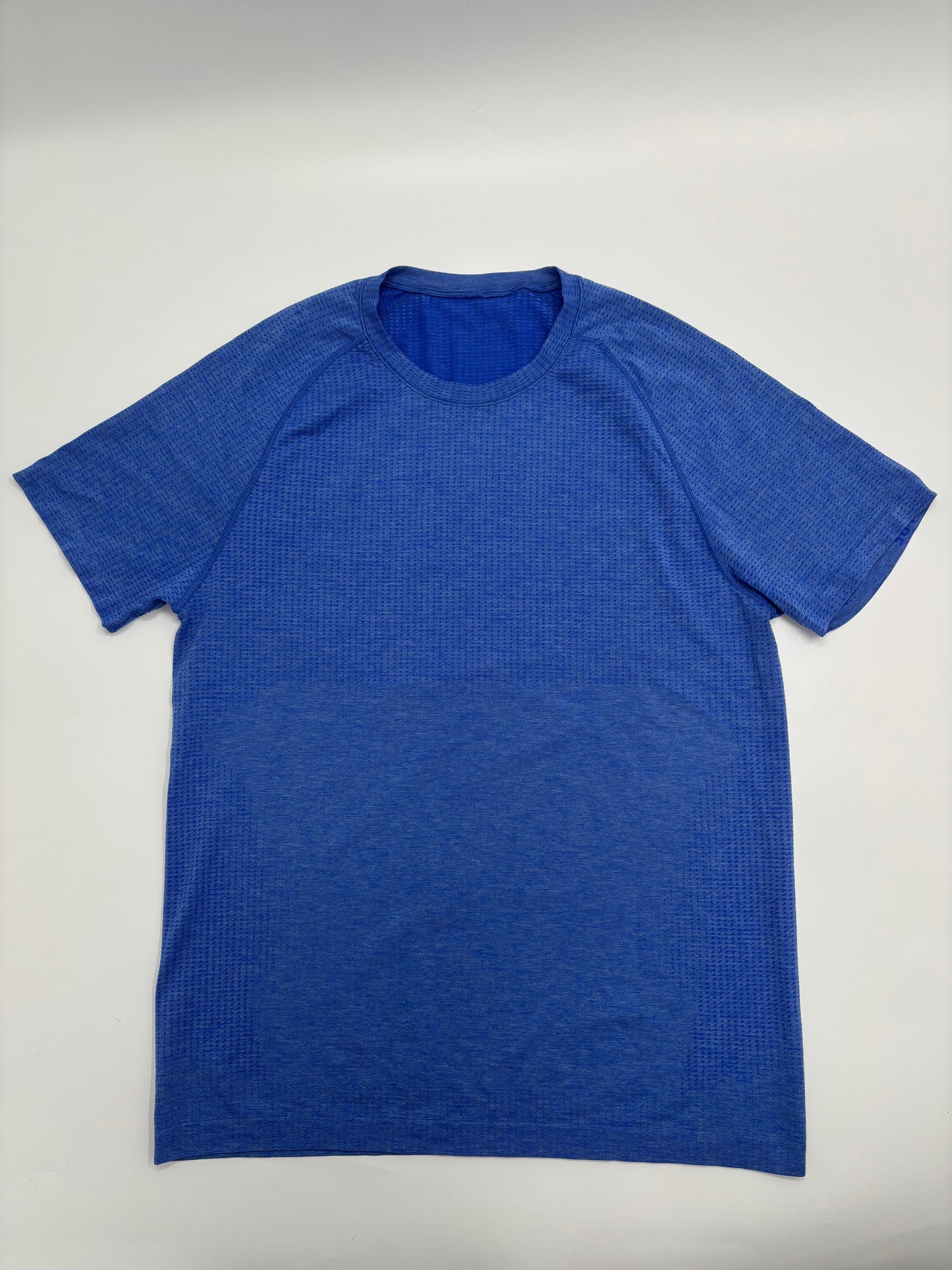 LULULEMON T-SHIRT
