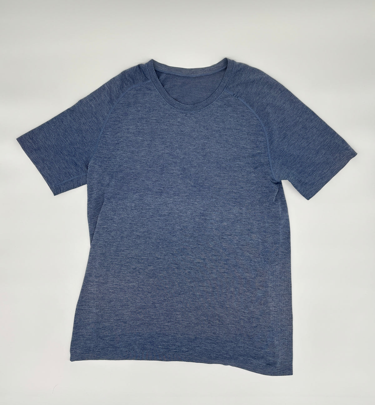 LULULEMON T-SHIRT