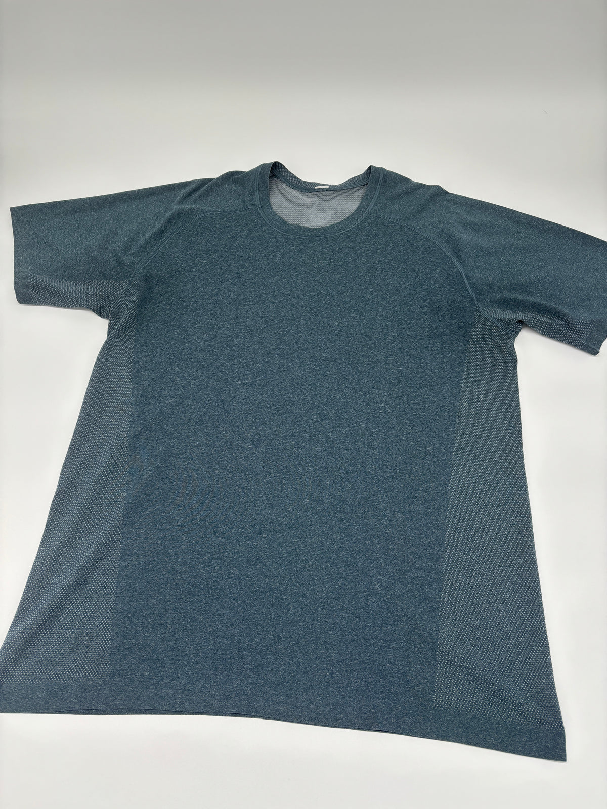 LULULEMON T-SHIRT