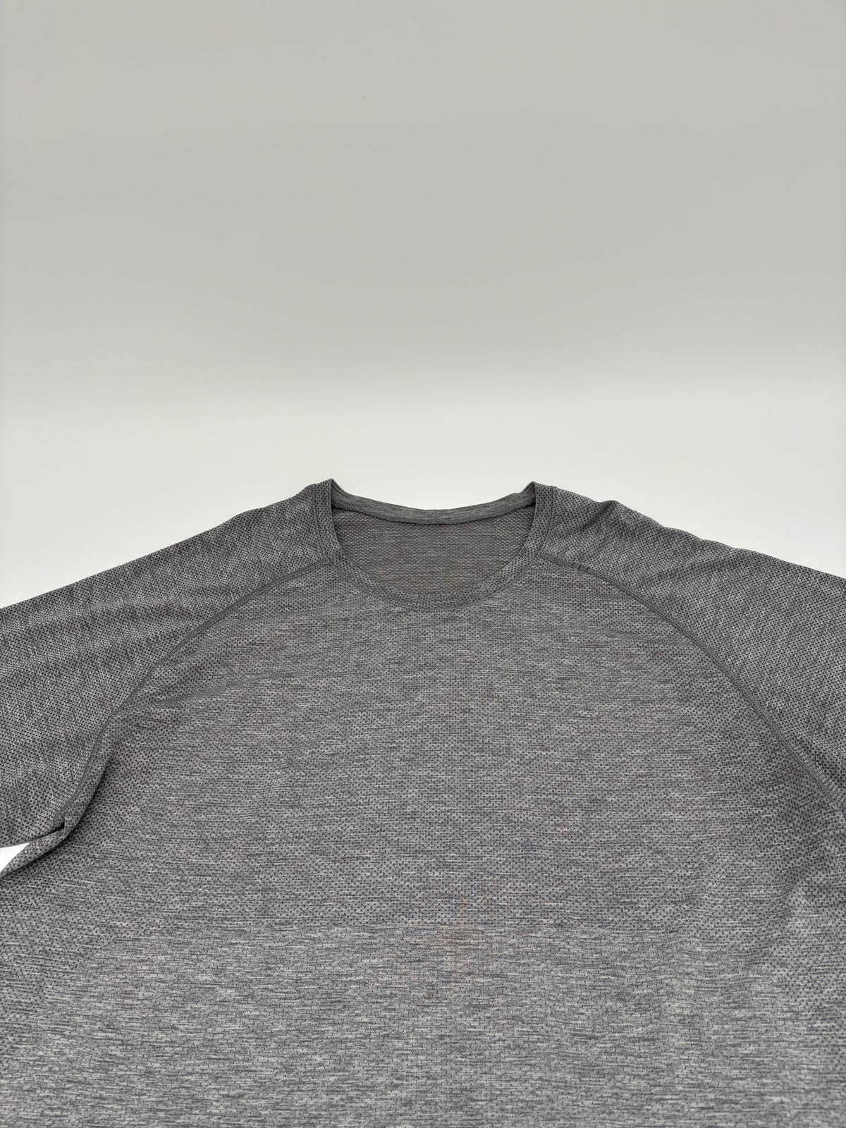 LULULEMON T-SHIRT