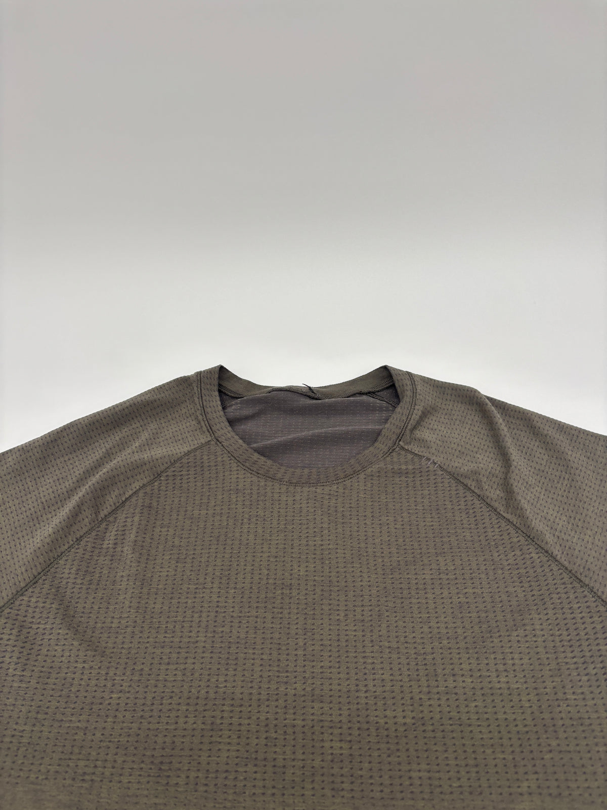 LULULEMON T-SHIRT