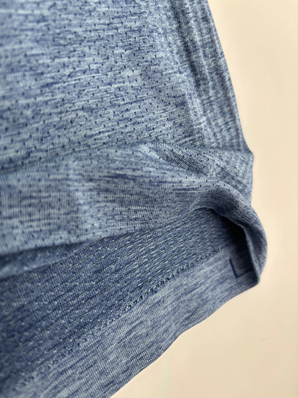 LULULEMON T-SHIRT